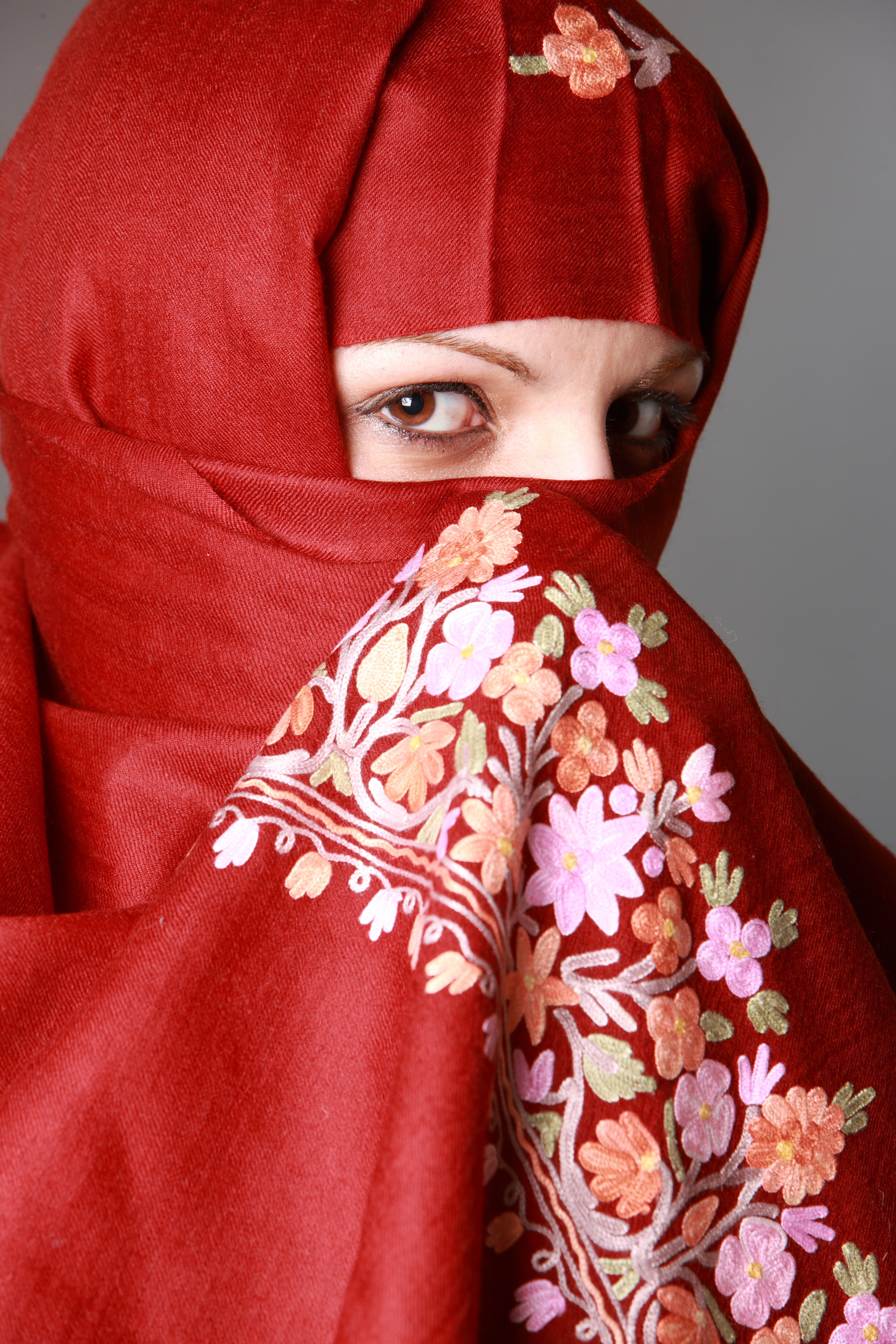 5K, real people, one woman only, indoors, scarf, hidden, hijab, beautiful, fashion, adult, embroidered, textile, looking at camera, muslim woman, veil, Phone HD Wallpaper