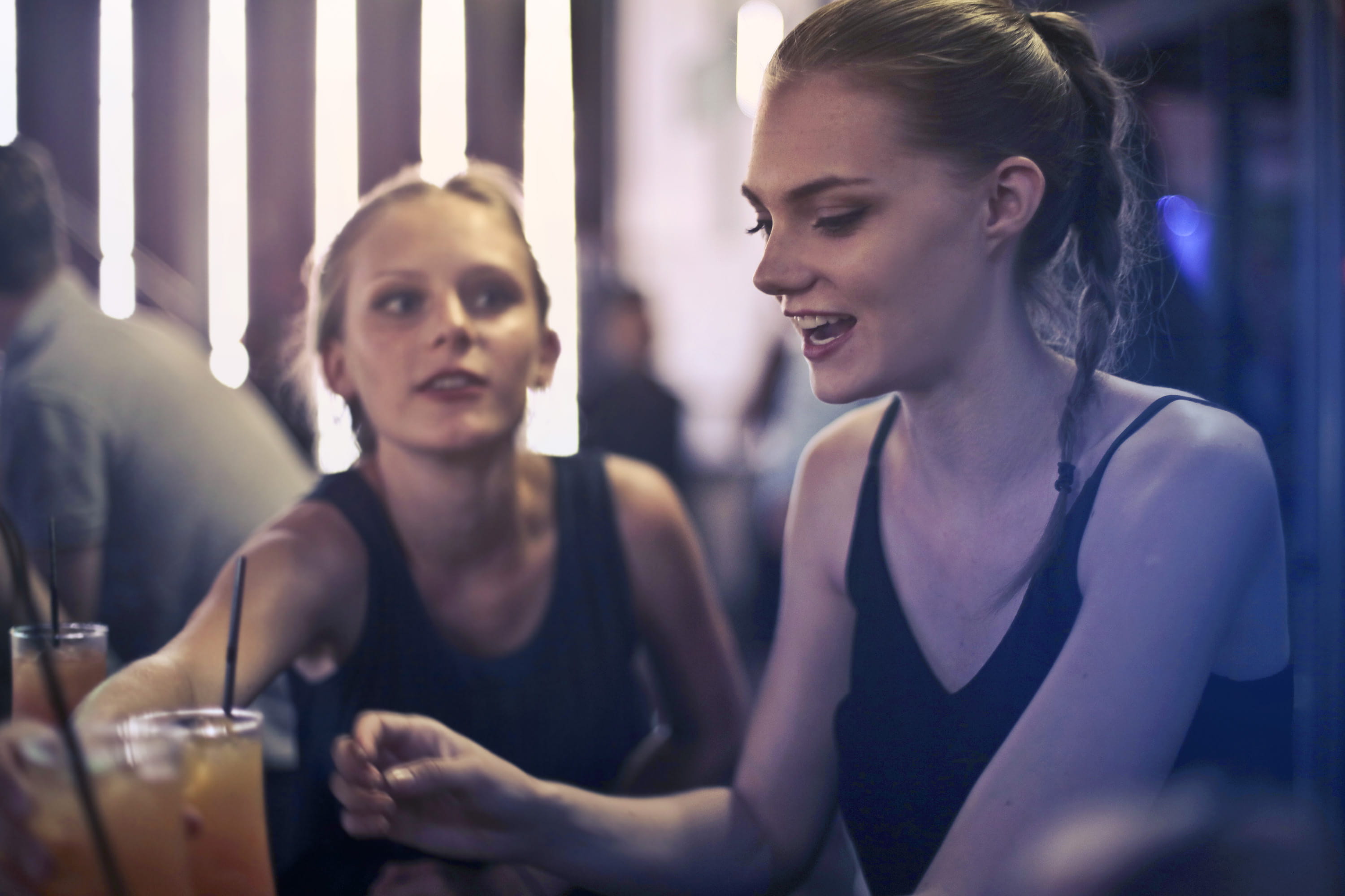 enjoyment, blonde, drinks, young adult, sit, young women, headshot, 2K, emotion, friend, glass, Alcohol, urban, smile, business, together, caucasian, fun, HD Wallpaper