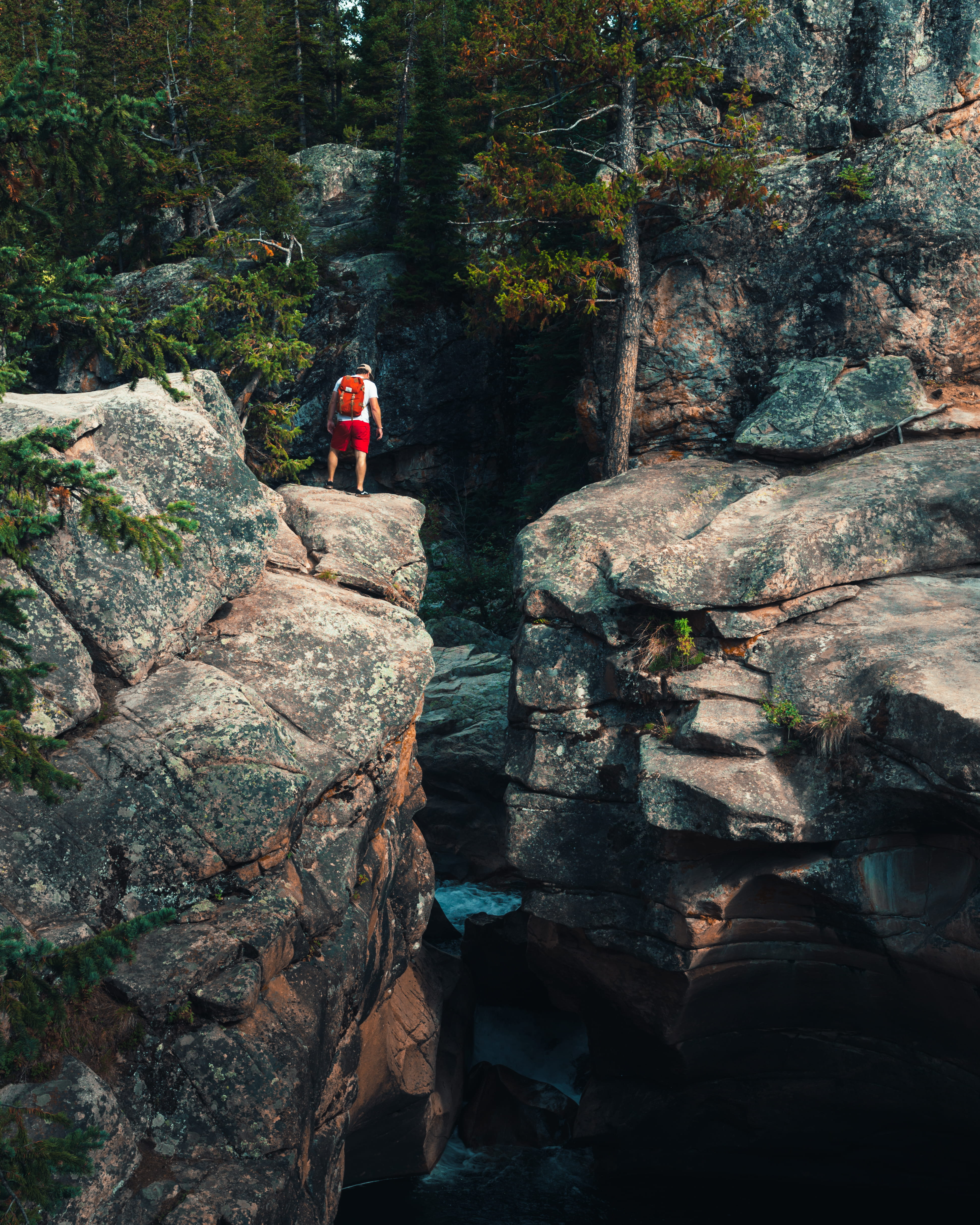 cliffjumping, leisure activity, full length, formation, outdoors, shirt, water, explore, aspen, 4K, leisure activities, standing, river, solid, white, Phone HD Wallpaper