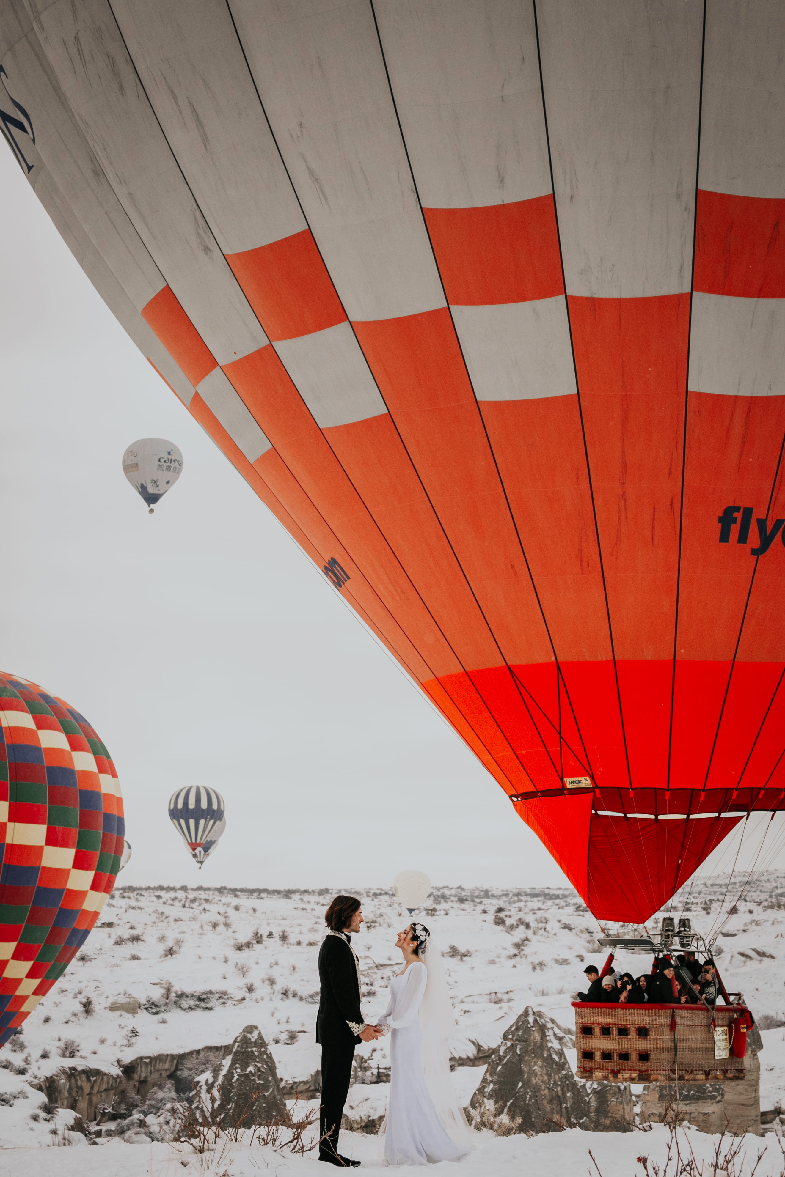 leisure activity, nature, balloon, day, lifestyles, sky, adventure, men, leisure activities, winter, women, wedding, lovers, capadocia, balon, outdoors, Phone HD Wallpaper