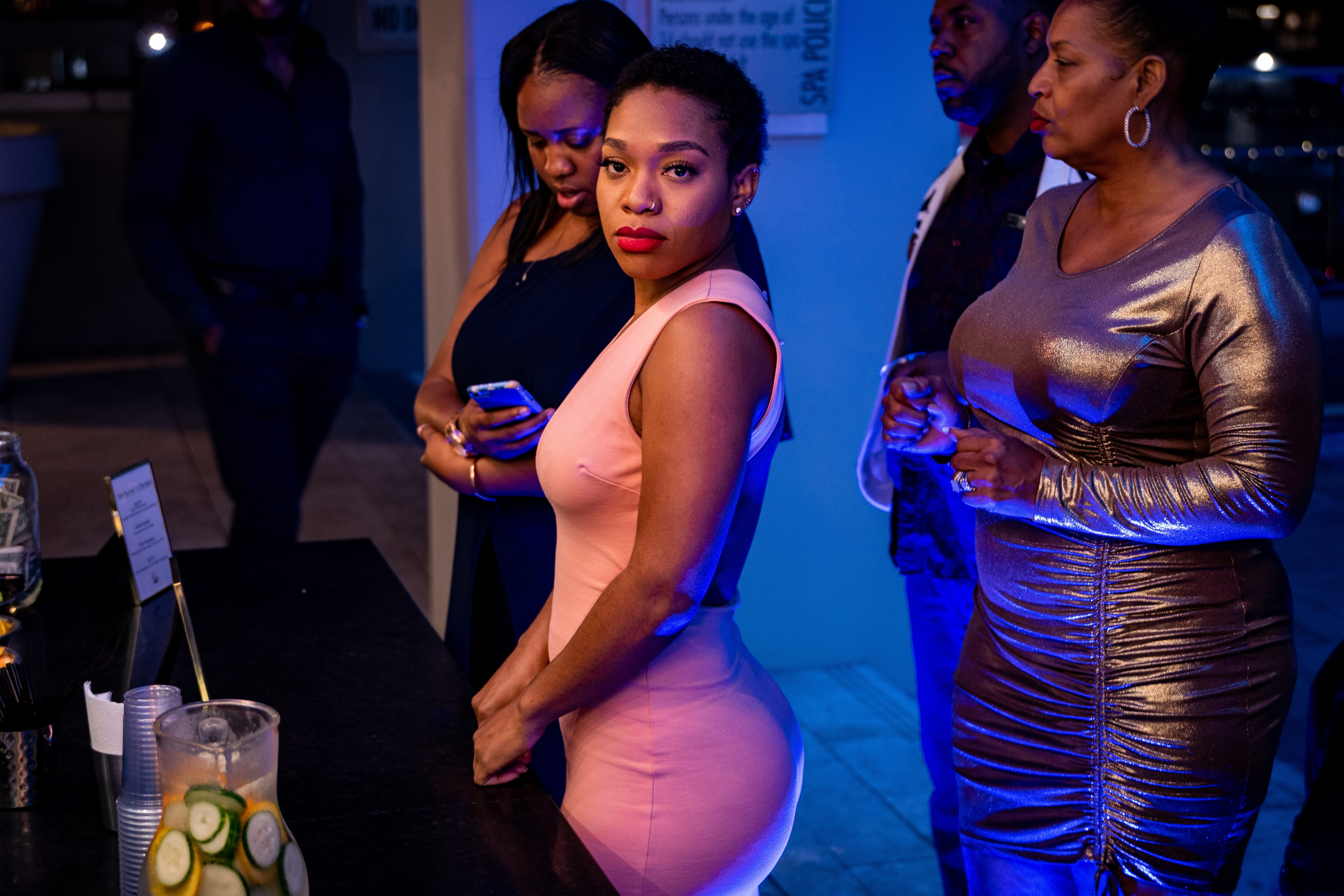 drinking, martini, bar counter, apparel, evening dress, group of people, dance pose, spandex, food and drink, cocktail, near, pub, bar - drink establishment, HD Wallpaper