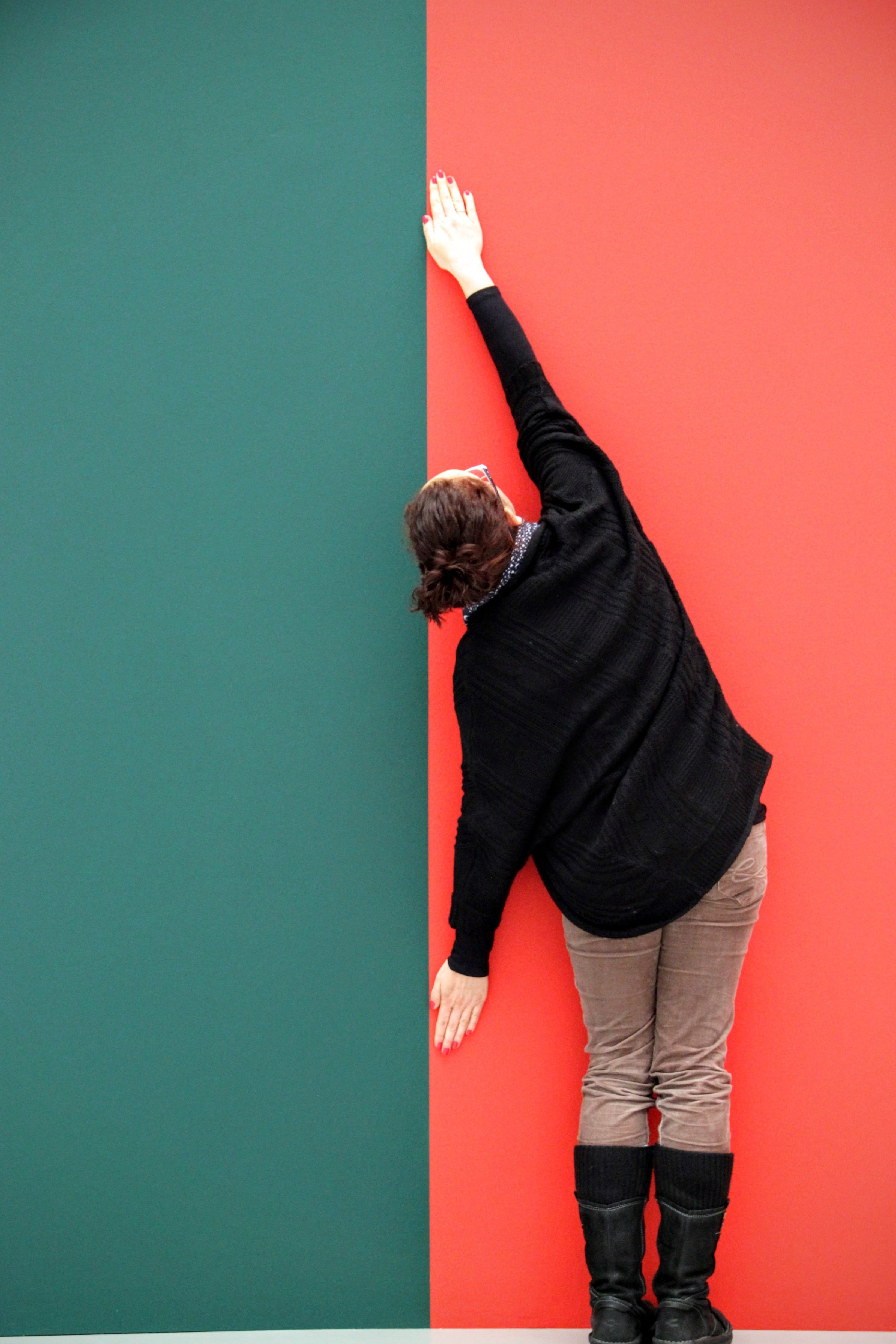  obscured face, arms raised, copy Space, Background, rear view, blackboard, center line, green, Green, 4K, males, photograph, back, hairstyle, Phone HD Wallpaper
