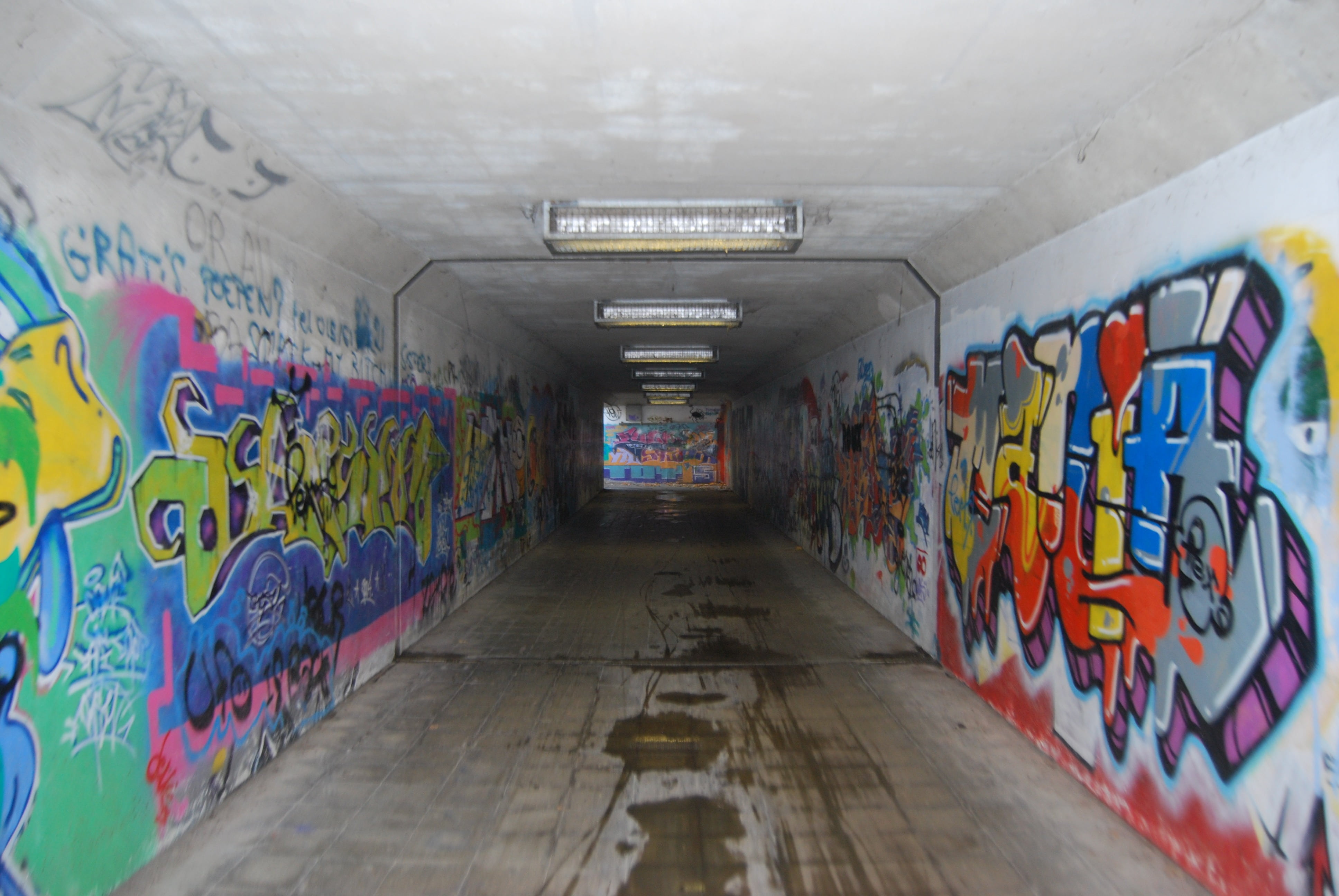 illuminated, messy, street art, creativity, empty, direction, multi colored, vandalism, text, underground walkway, built structure, mural, architecture, HD Wallpaper