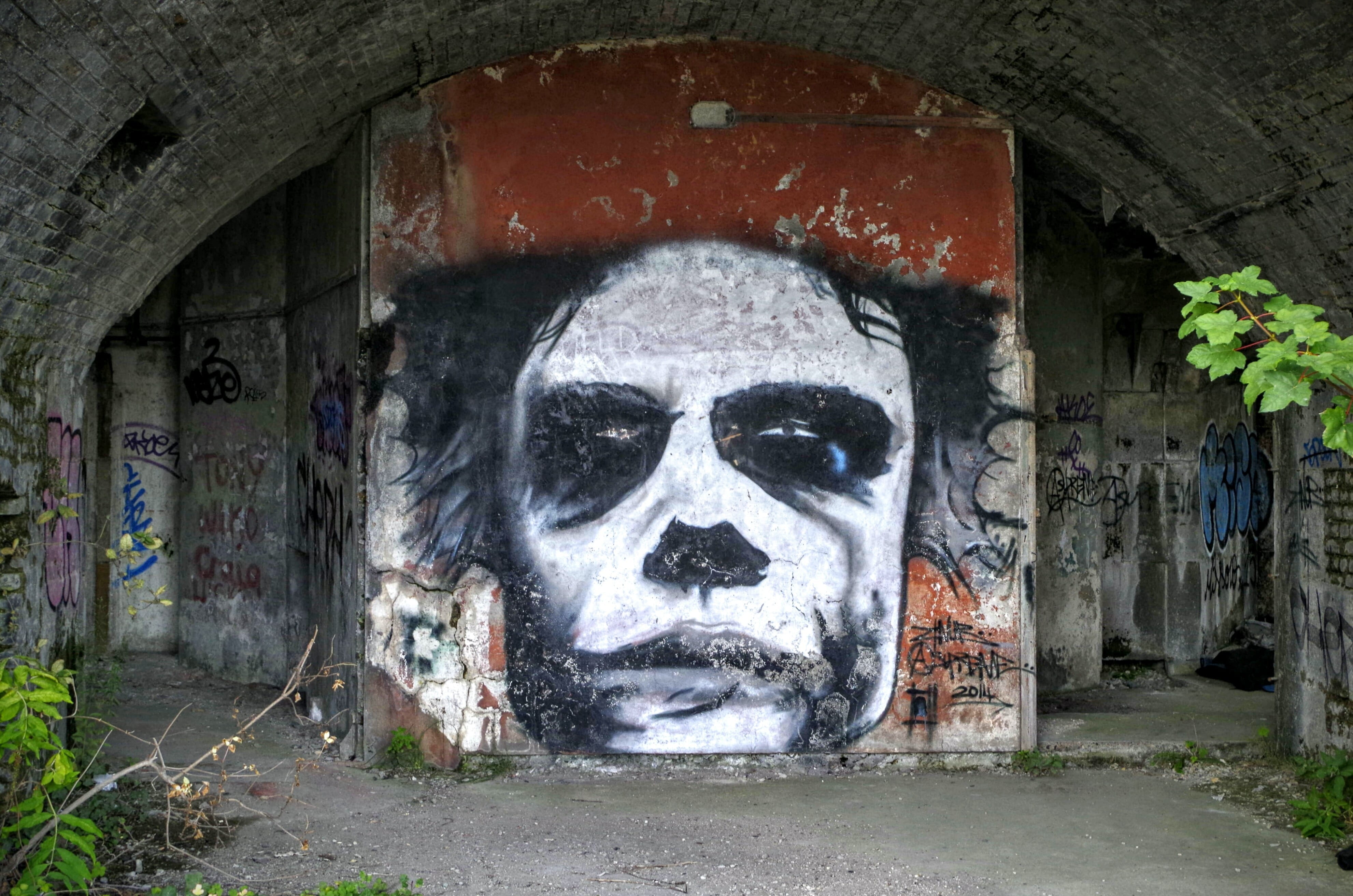 male likeness, outdoors, craft, artistic, Wall, built structure, evil, grunge, architecture And Buildings, Abandoned, creativity, vacant, paint, building exterior, HD Wallpaper