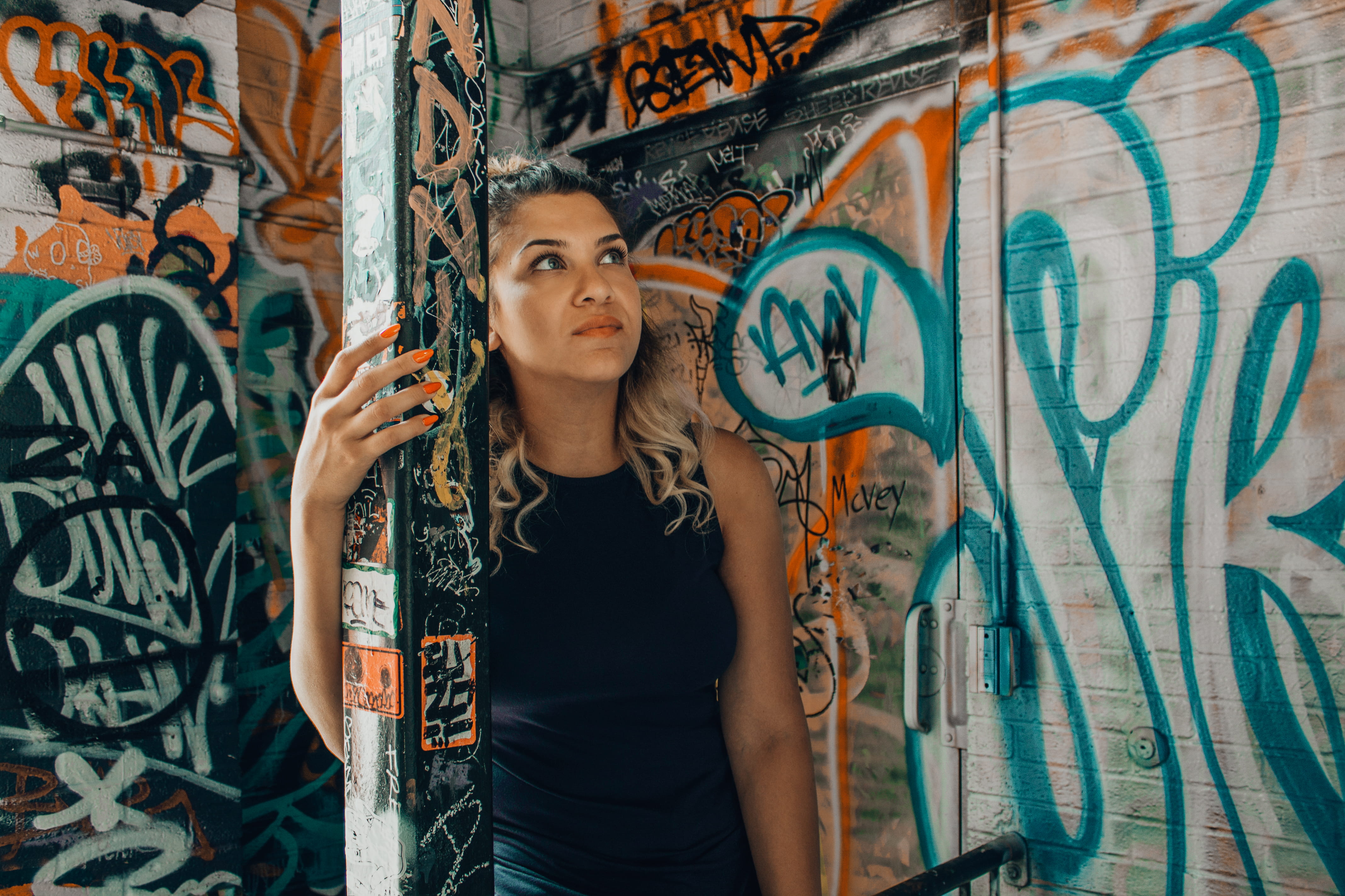 one person, young men, neck, black, casual clothing, young women, art and craft, person, real people, looking up, art, street artist, creativity, looking, HD Wallpaper