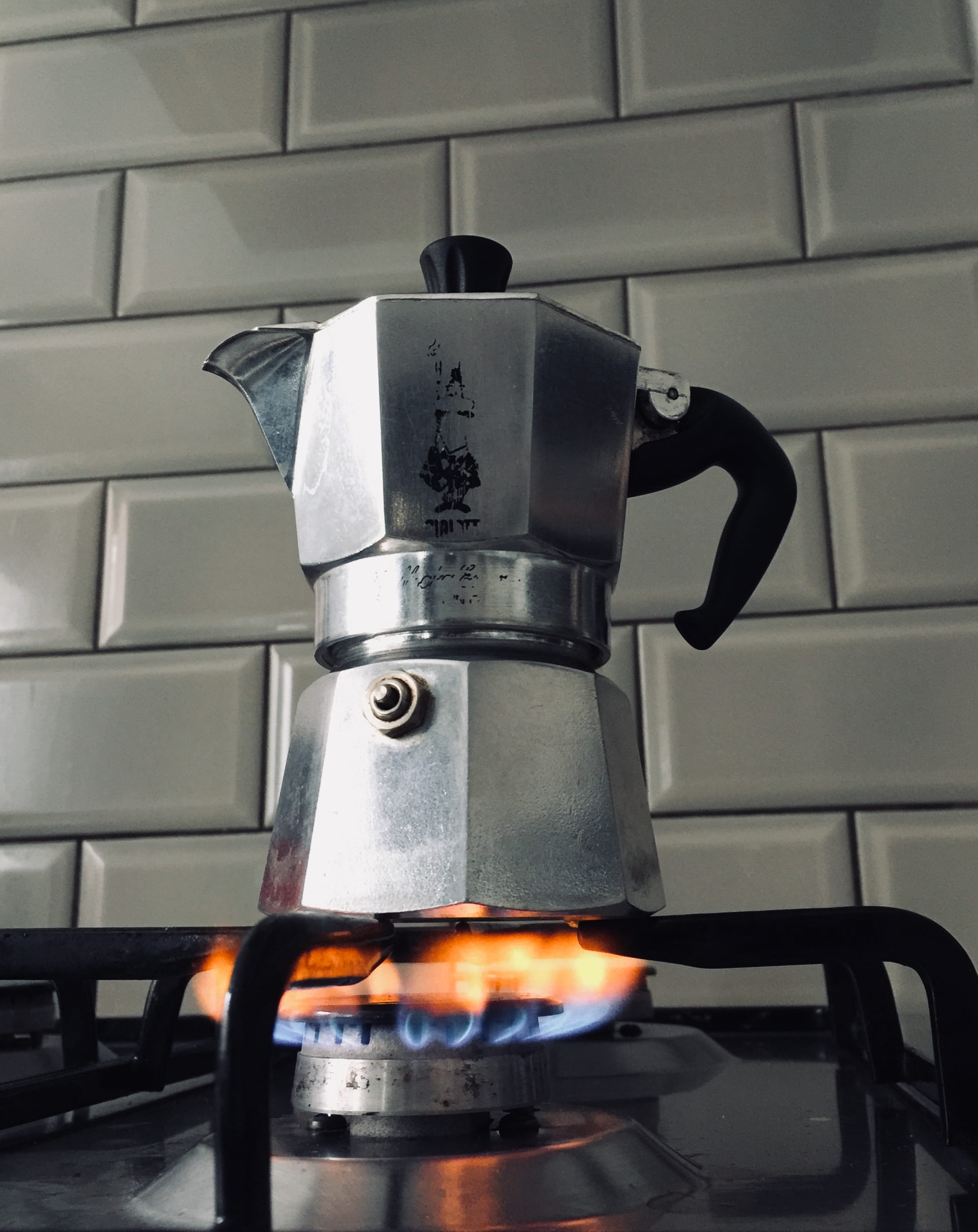 close-up, fire - natural phenomenon, kitchen, food and drink, 2K, coffee maker, heat - temperature, domestic kitchen, fire, home, domestic room, metal, Phone HD Wallpaper