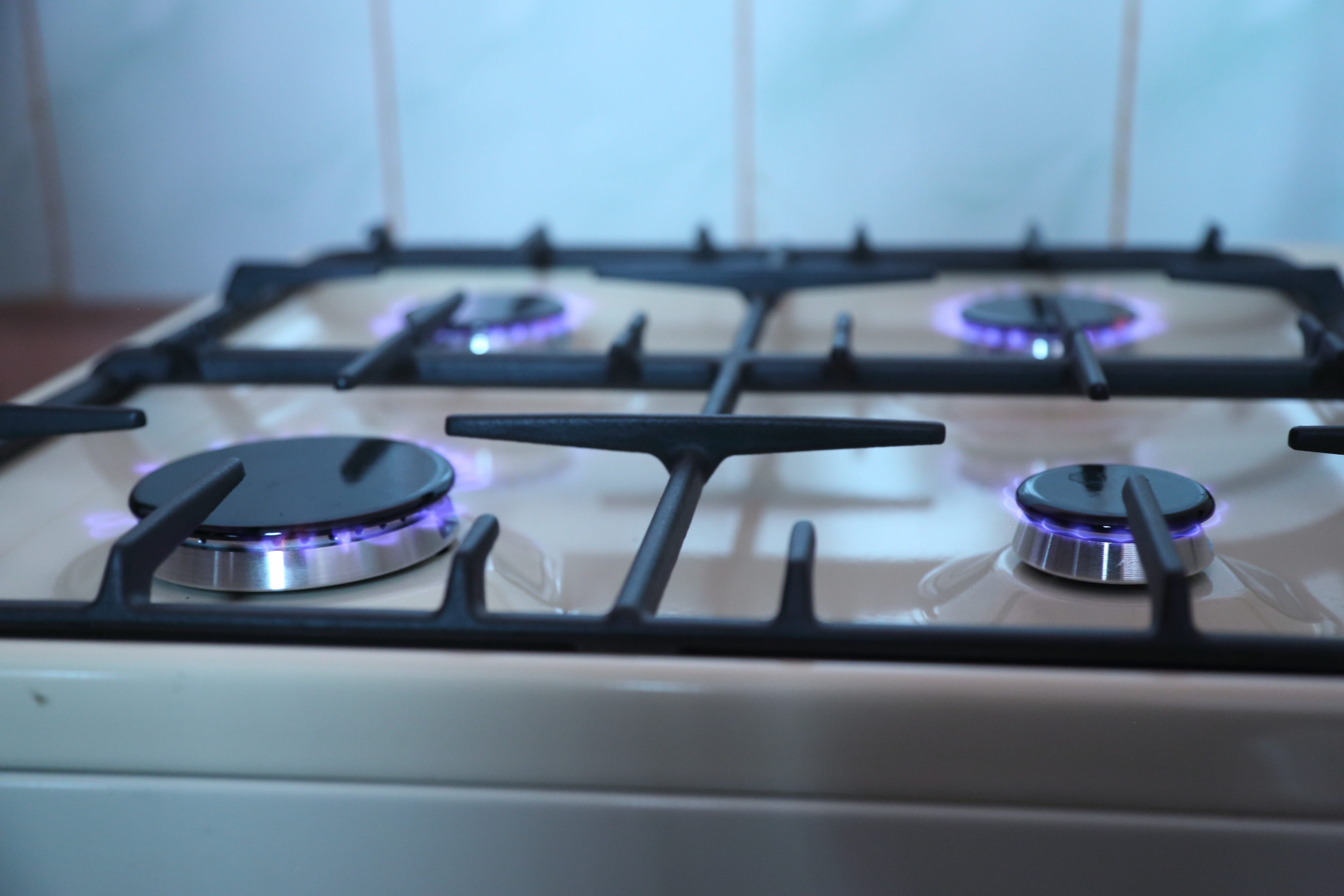 domestic room, close-up, steel, fuel and power generation, flame, gas, fossil fuel, selective focus, burner - stove top, kitchen, stove, burning, home, HD Wallpaper