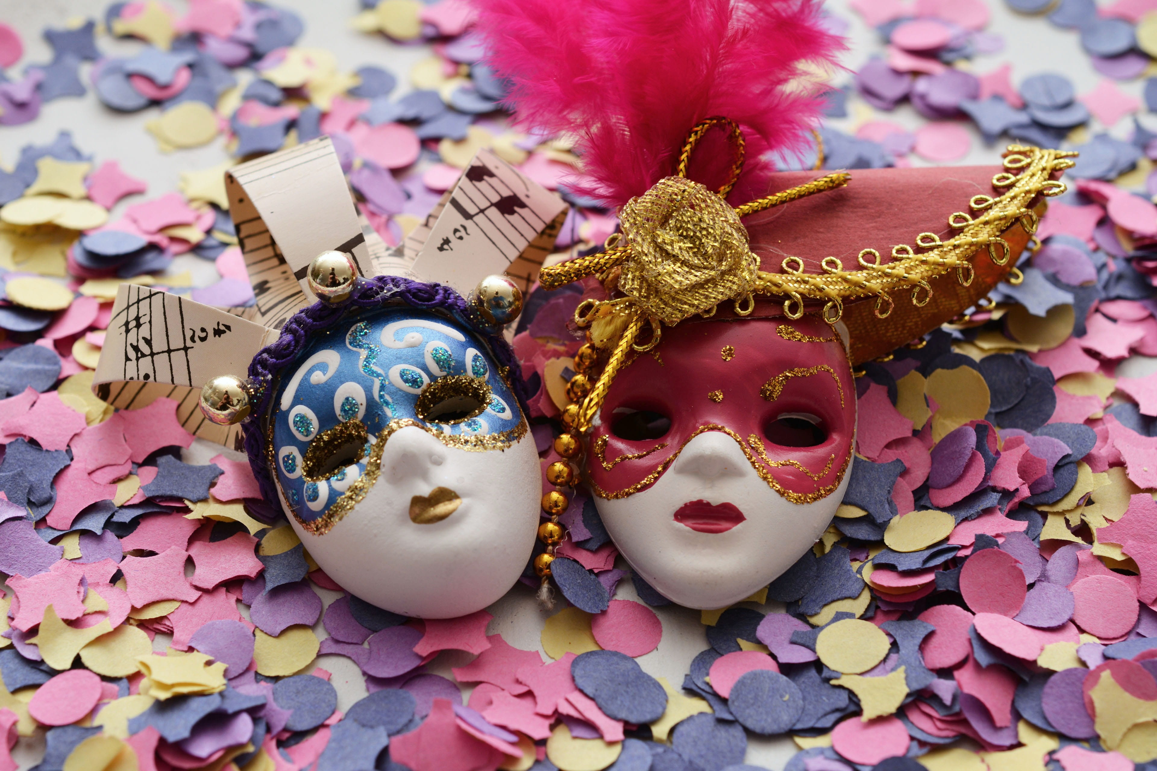 multi colored, female likeness, decoration, feather, mask - disguise, romance, disguise, 4K, still life, confetti, art and craft, no people, day, venice, HD Wallpaper