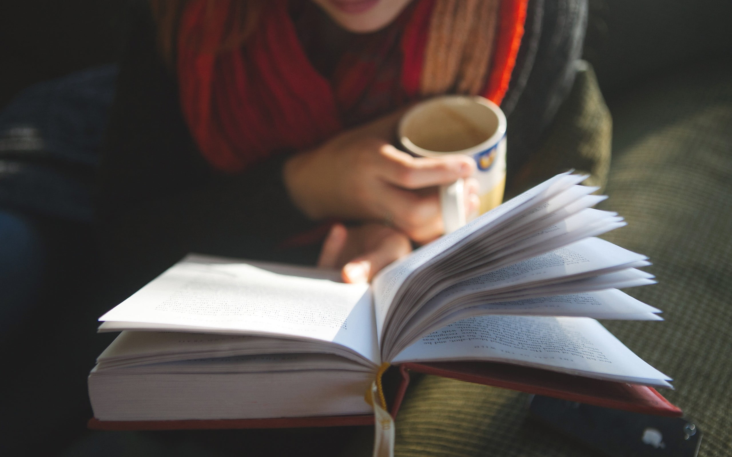 women, publication, 2K, scarf, reading, focus on foreground, activity, indoors, cup, hand, drinking, one person, mugs, midsection, holding, coffee, drink, HD Wallpaper