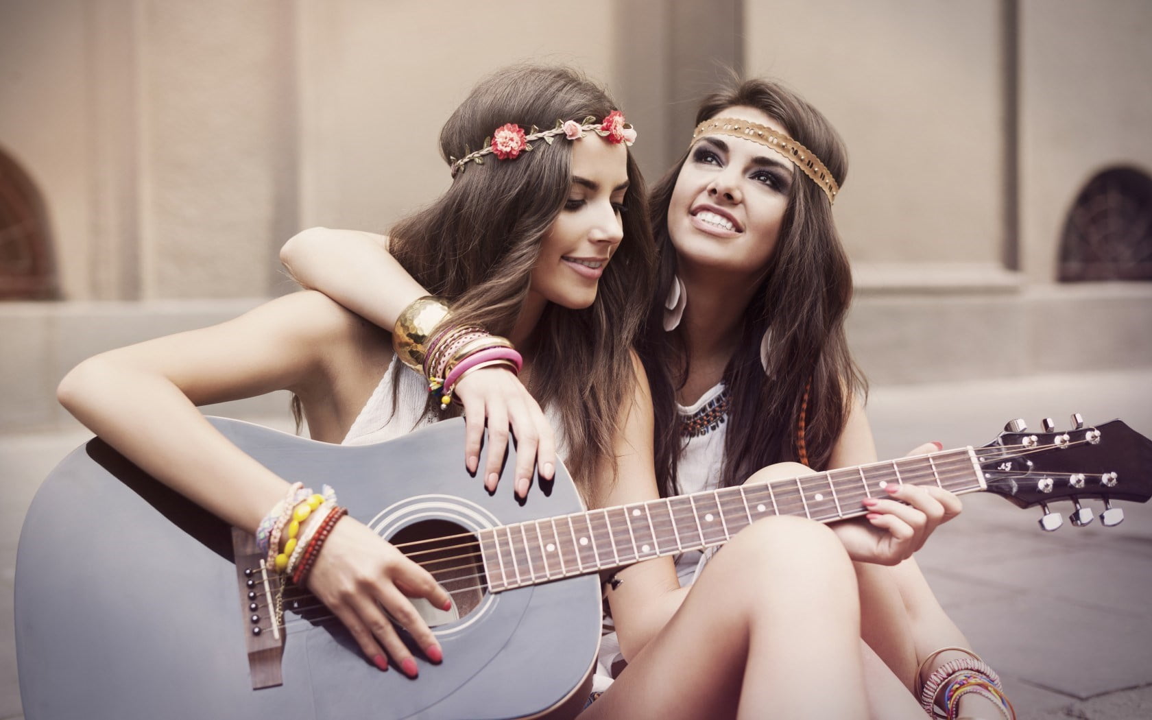 string instrument, two people, brunette, musician, 720P, model, leisure activity, friendship, adult, women, young adult, lifestyles, sitting, smiling, HD Wallpaper