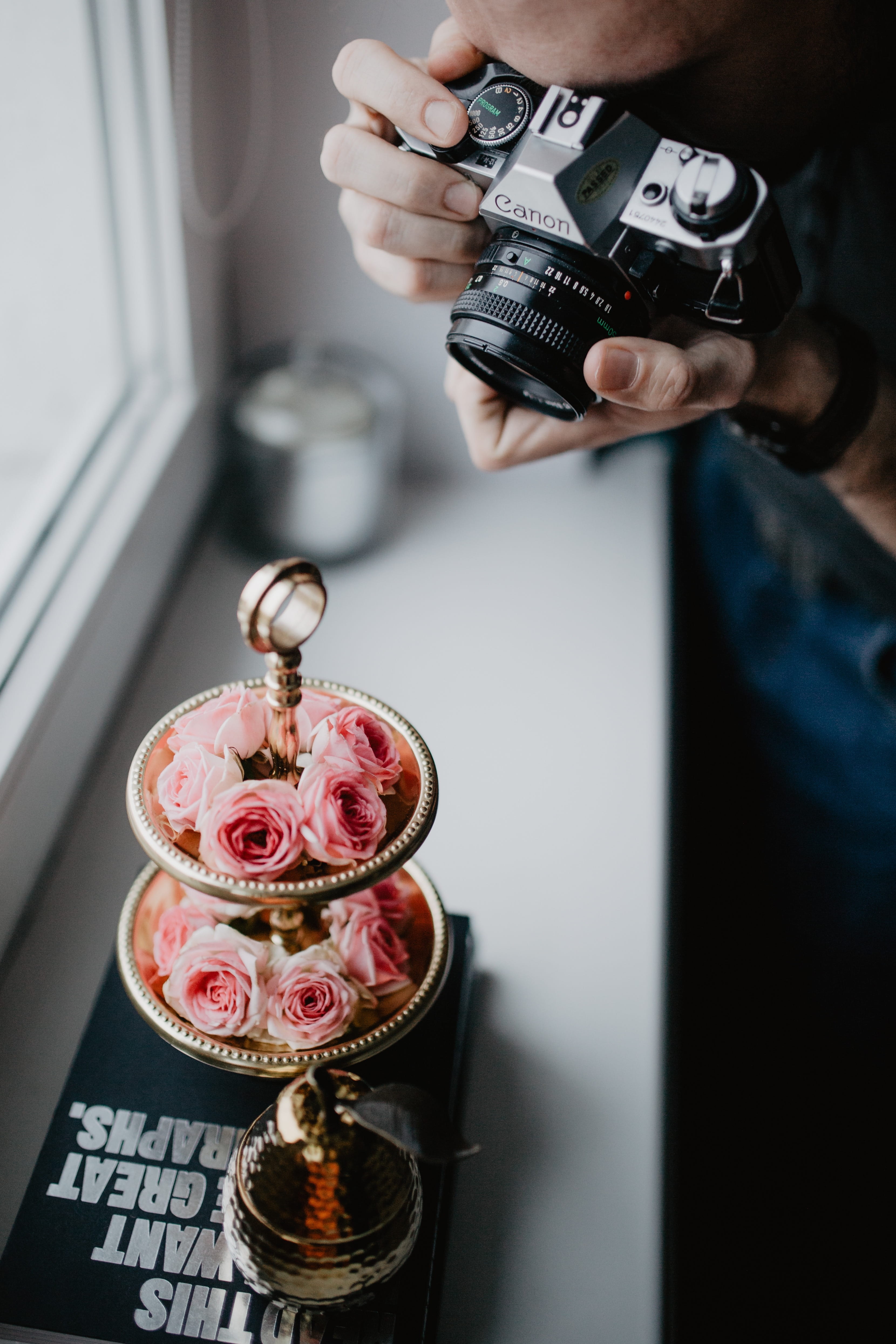 focus on foreground, photography, photography themes, food and drink, camera, freshness, one person, hobby, holding, young, lifestyles, indoors, selective focus, Phone HD Wallpaper