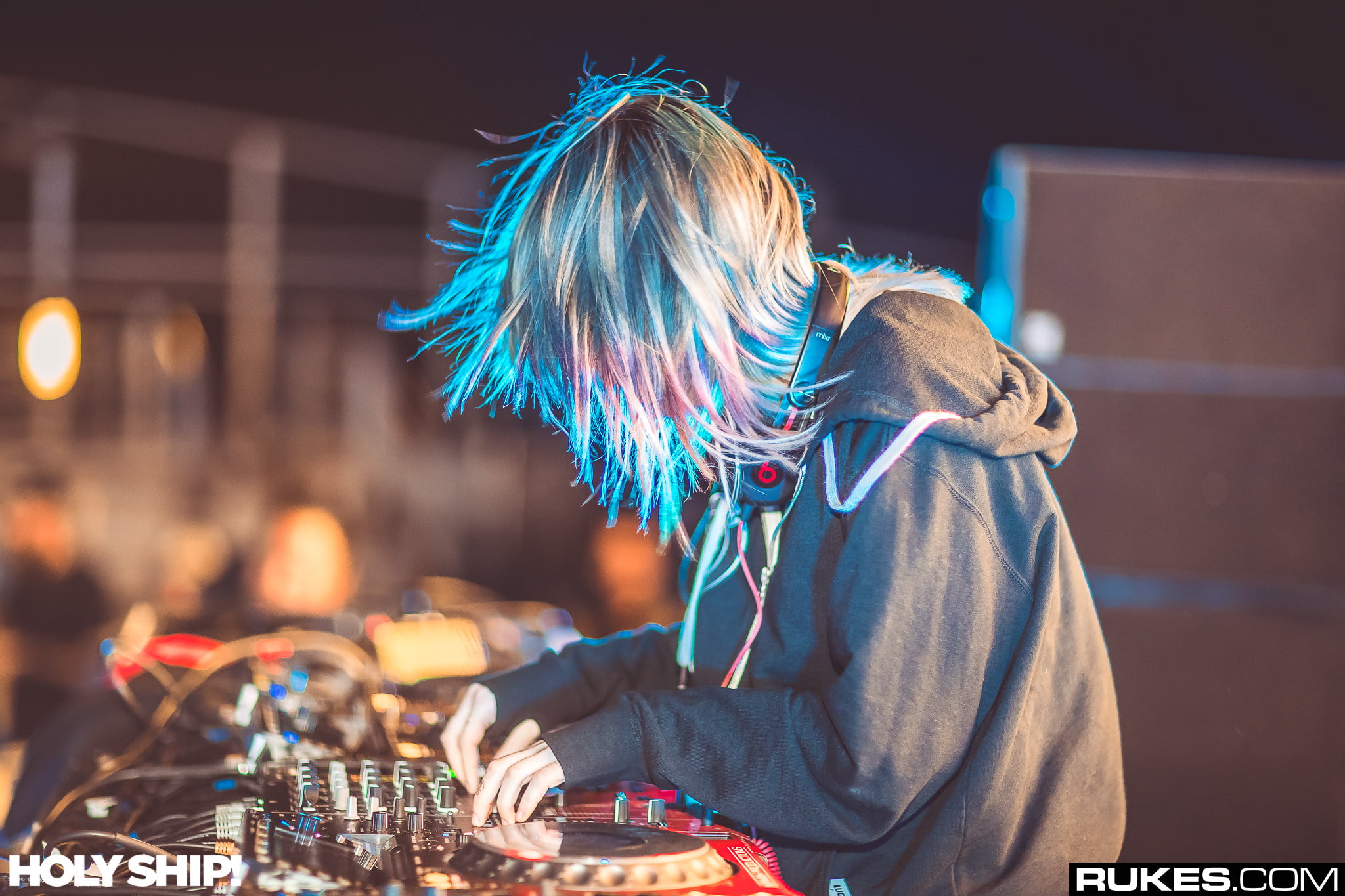 women, Rukes, mixing consoles, blond hair, night, built structure, hair, event, focus on foreground, leisure activity, adult, hairstyle, long hair, dyed hair, HD Wallpaper