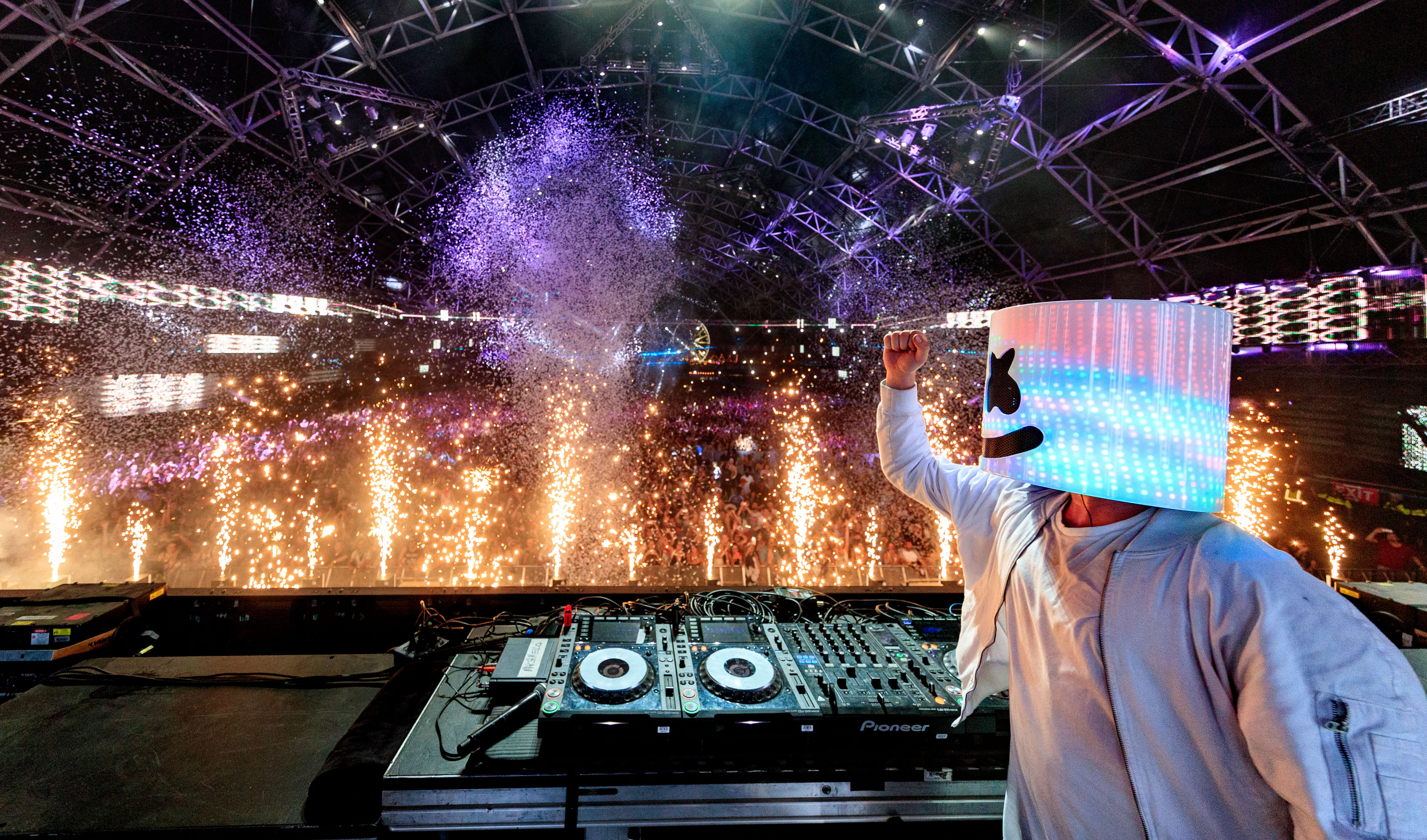 rear view, men, real people, marshmello, motion, architecture, music, club dj, built structure, standing, 5k, wireless technology, city, one person, arts culture and entertainment, HD Wallpaper