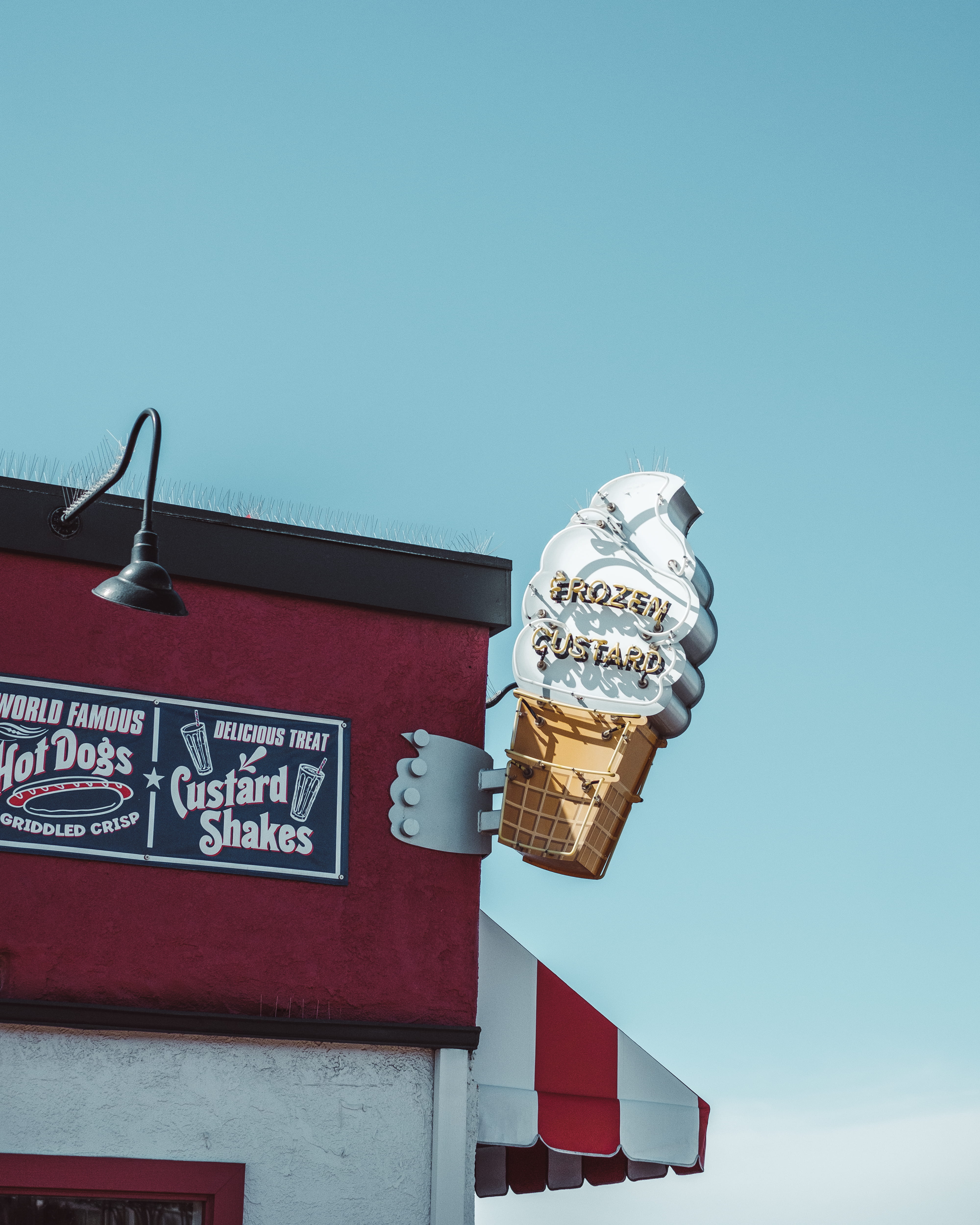 4K, sky, billboard, communication, santa monica, trademark, outdoors, word, sign, helmet, red, non-western script, low angle view, los angeles, banister, Phone HD Wallpaper