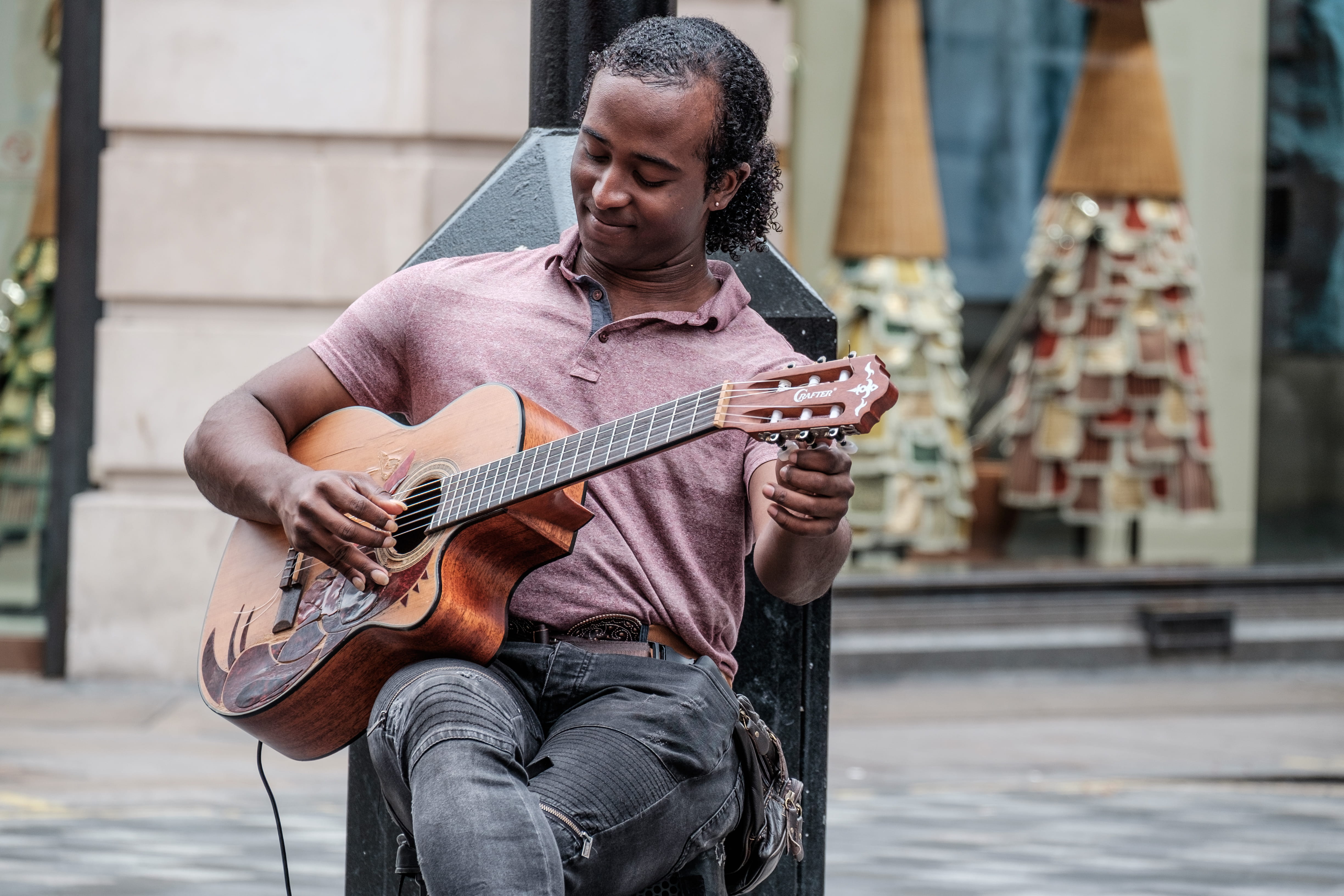 casual clothing, 4K, sitting, argyll street, music, guitar, street performer, acoustic guitar, musical equipment, london, artist, young adult, skill, musical instrument, HD Wallpaper