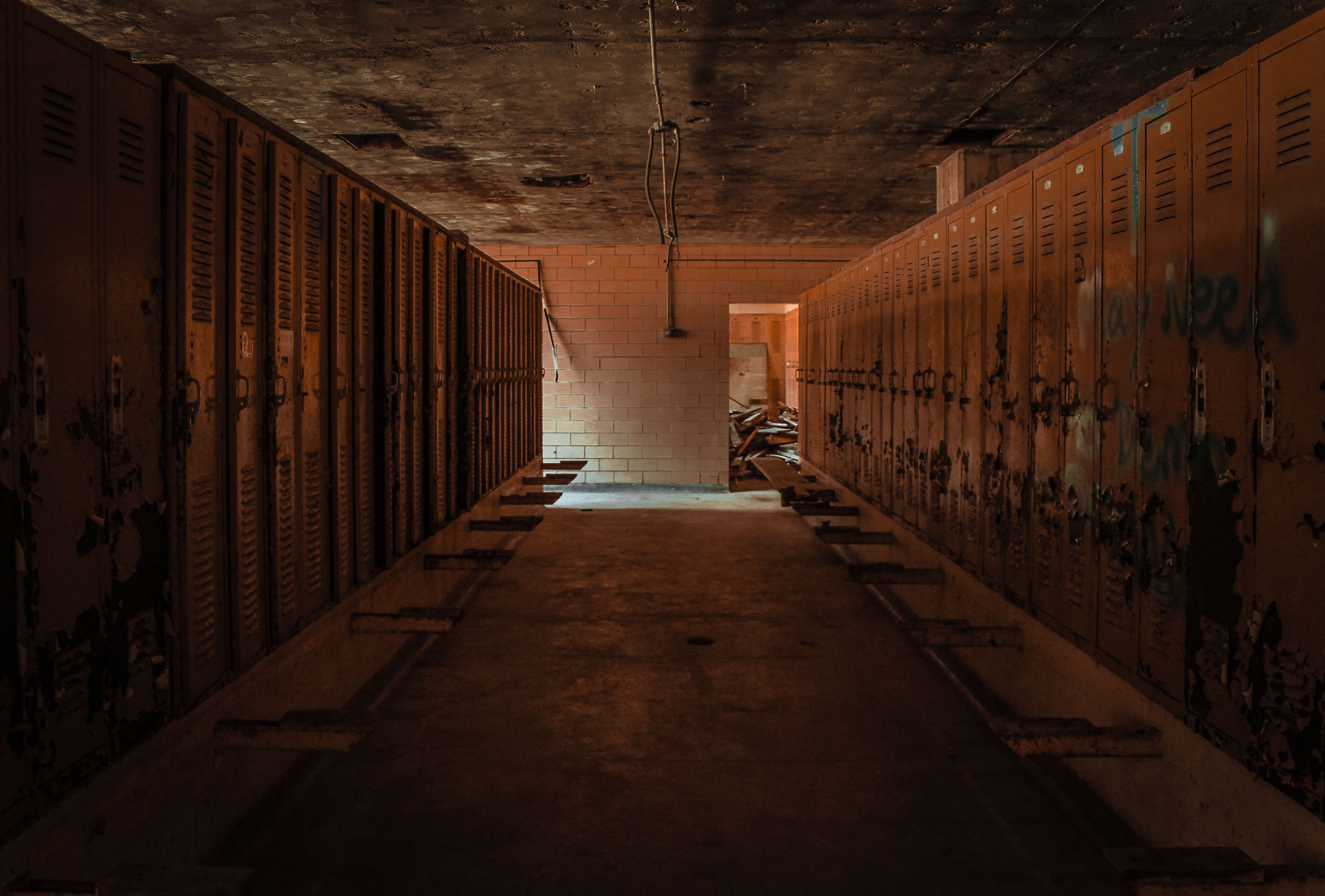 filing, diminishing perspective, building, arcade, wall, 4K, locker room, ceiling, domestic room, rust, abandoned, absence, illuminated, row, photo, gray, HD Wallpaper