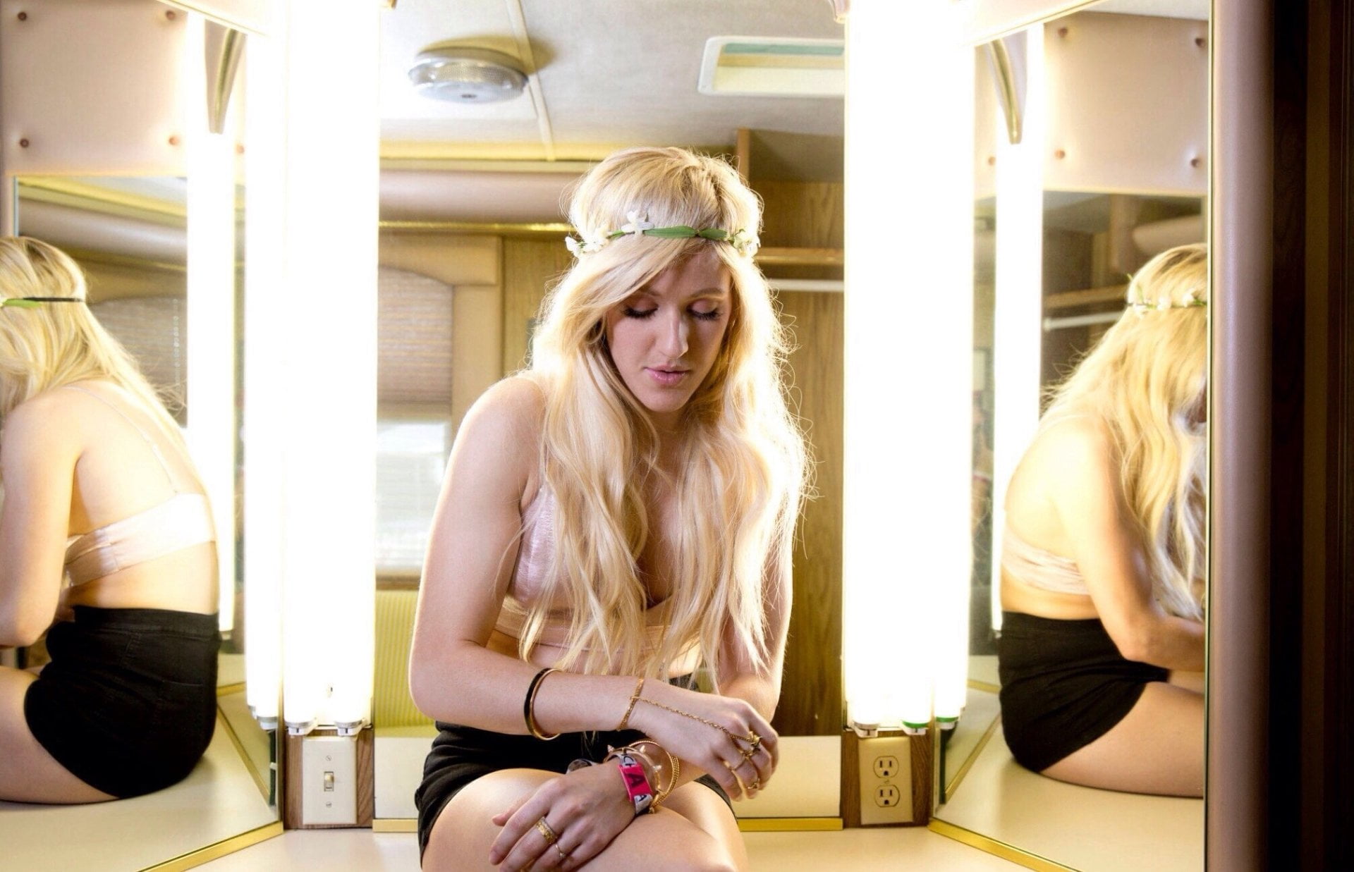 lifestyles, Ellie Goulding, Singers, hair, indoors, beauty, real people, adult, hairstyle, reflection, one person, mirror, rail transportation, blond hair, HD Wallpaper