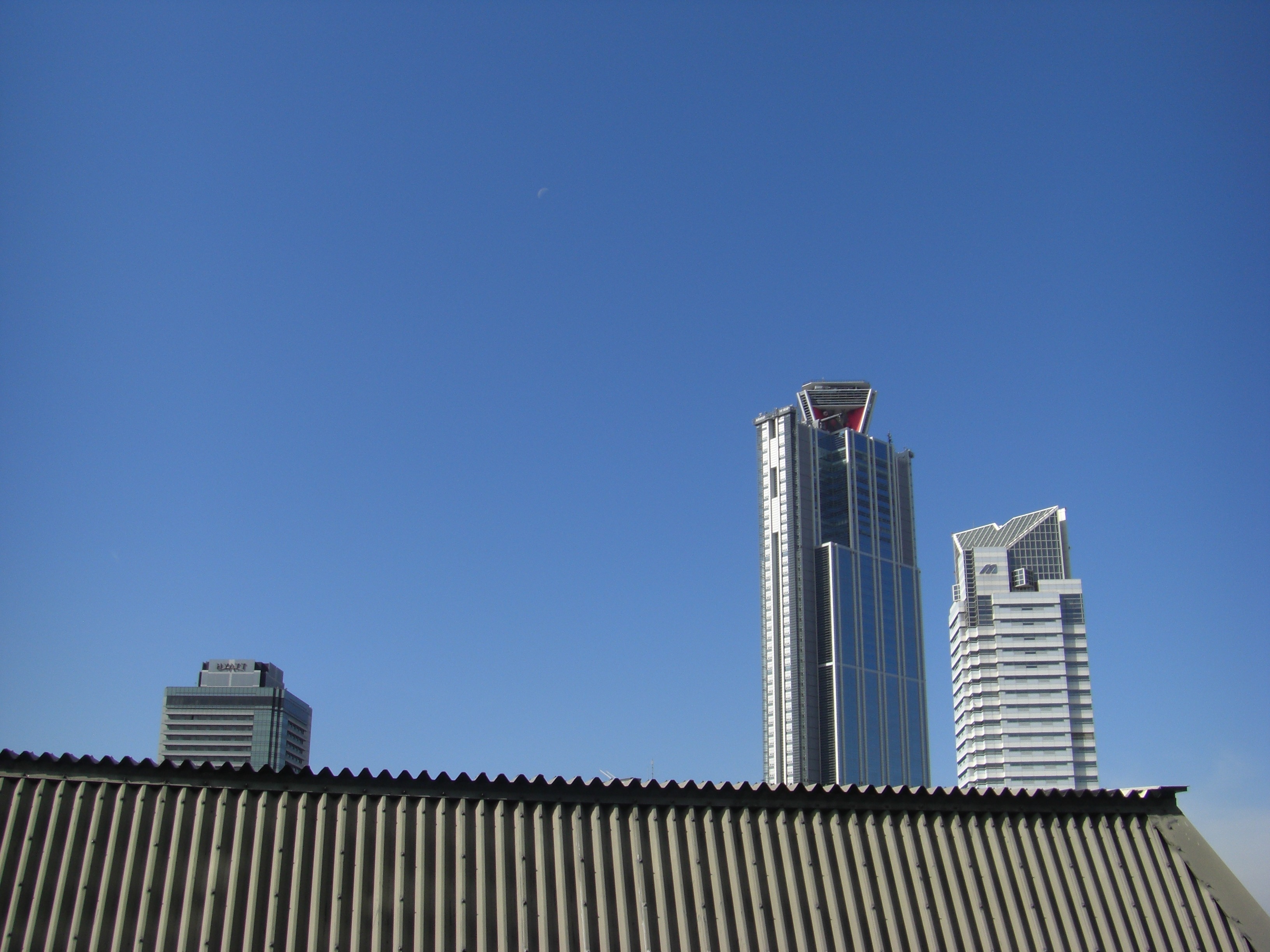 outdoors, 2K, mizuno, low angle view, office building exterior, office, moon, sky, osaka prefectural office, south harbor, mizuno corporation, day, modern, HD Wallpaper