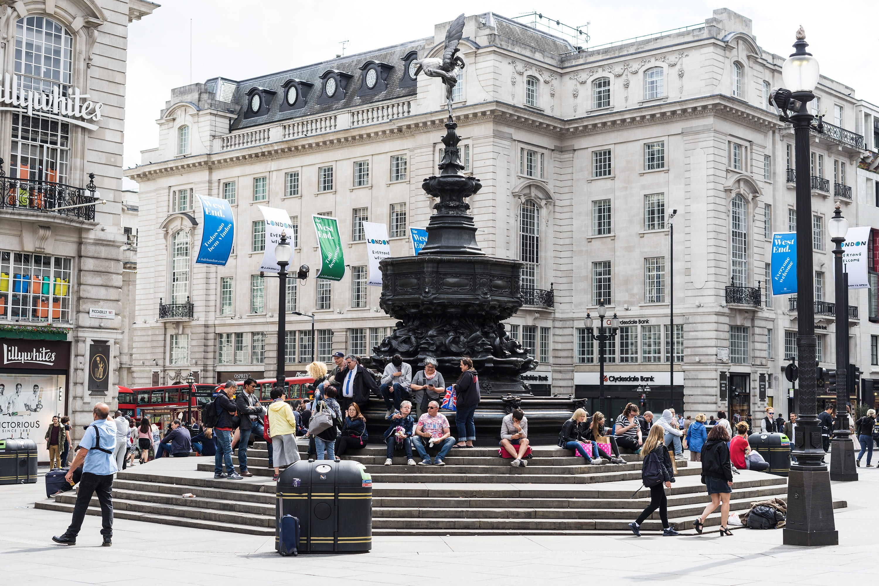 2K, outdoors, london, real people, adult, leisure activity, city, built structure, walking, busy, building exterior, architecture, street, people, women, HD Wallpaper