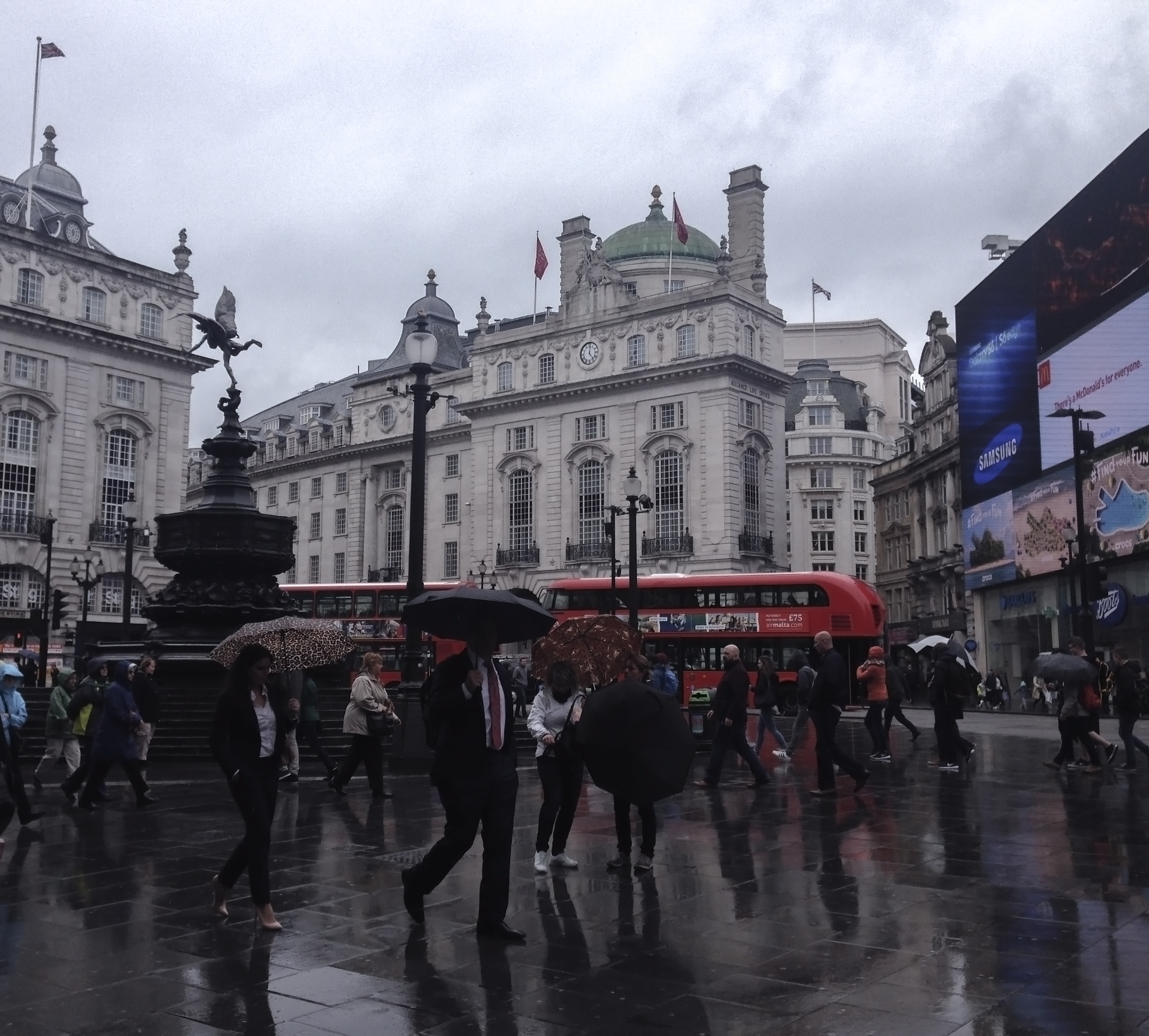 london, regent street, built structure, large group of people, crowd, rain, lifestyles, rainy season, piccadilly circus, people, building exterior, men, HD Wallpaper