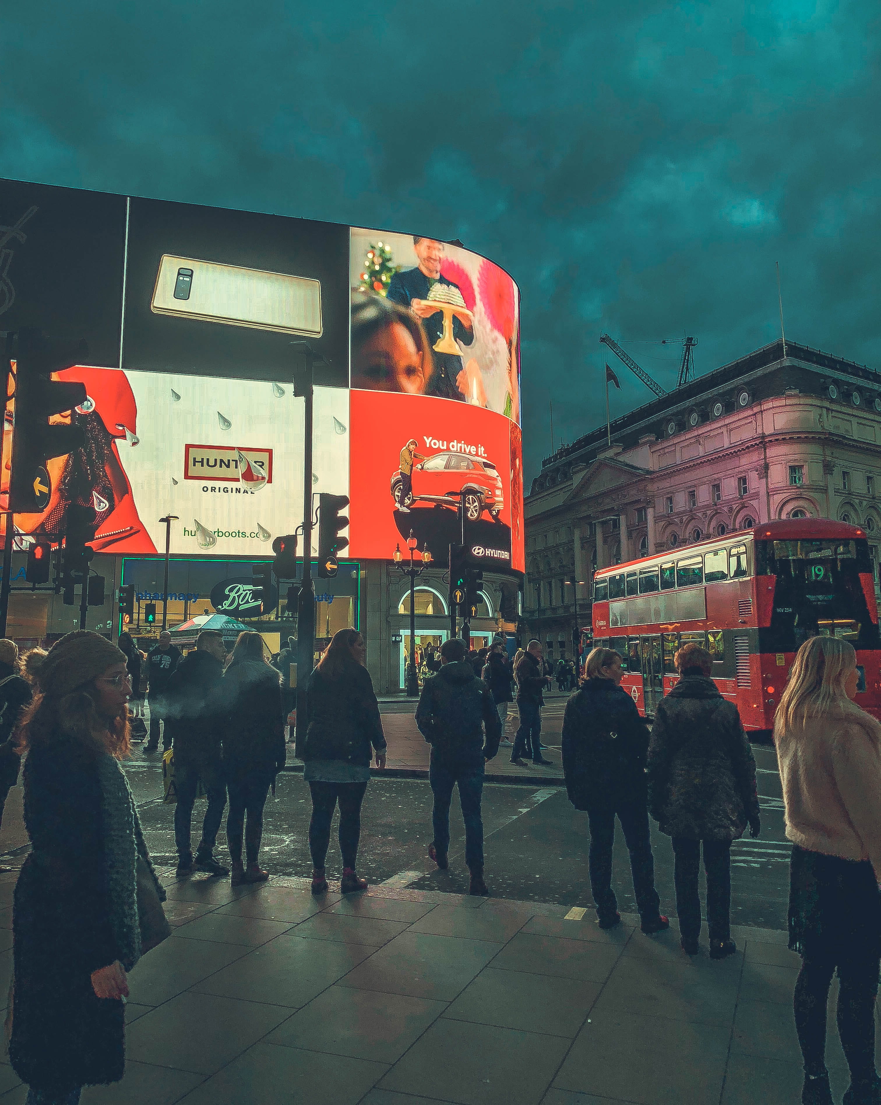 large group of people, walking, outdoors, united kingdom, men, rushing, building exterior, real people, london, double decker, city centre, crowd, red bus, Phone HD Wallpaper