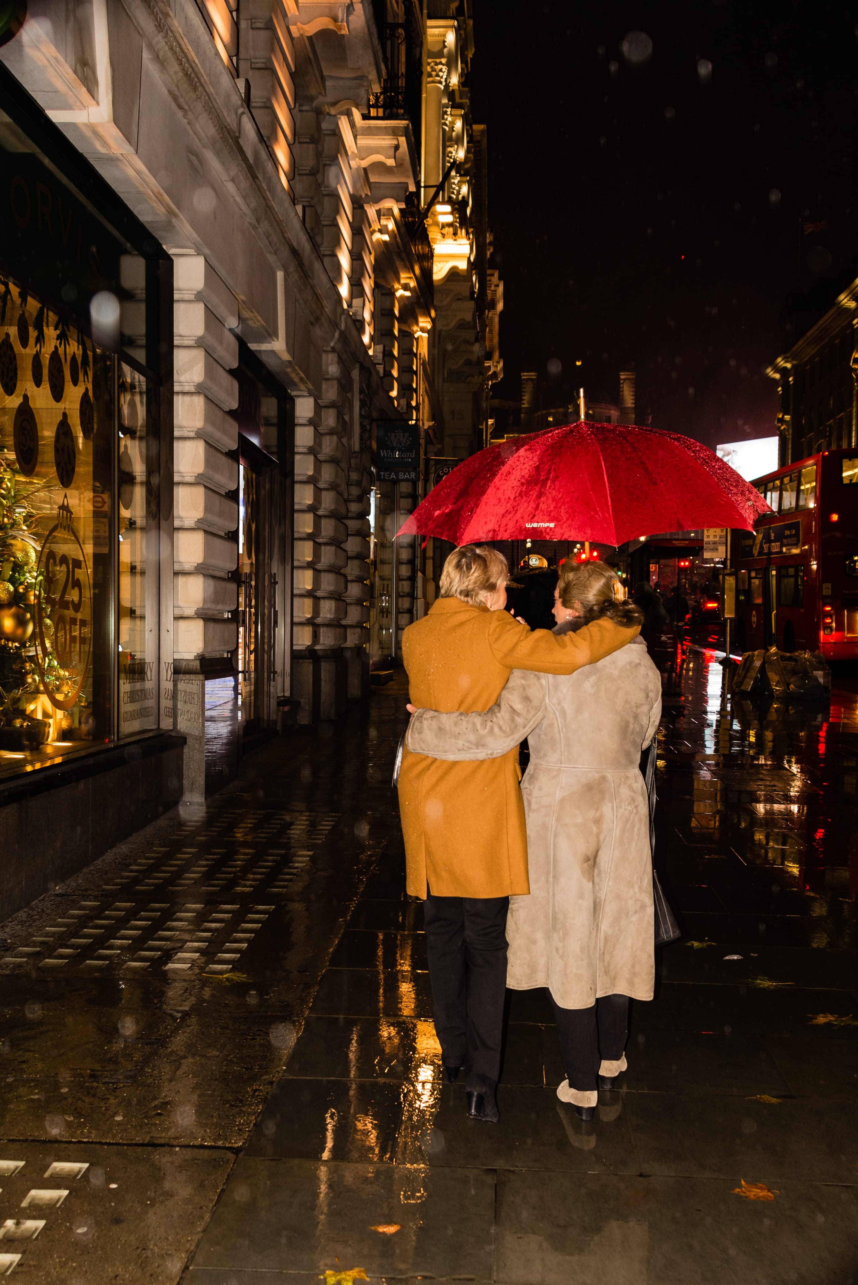 friends, street, rainy season, coats, adult, umbrella, friedship, red, wet, building exterior, london, people, rain, full length, walking, drizzle, 4K, Phone HD Wallpaper