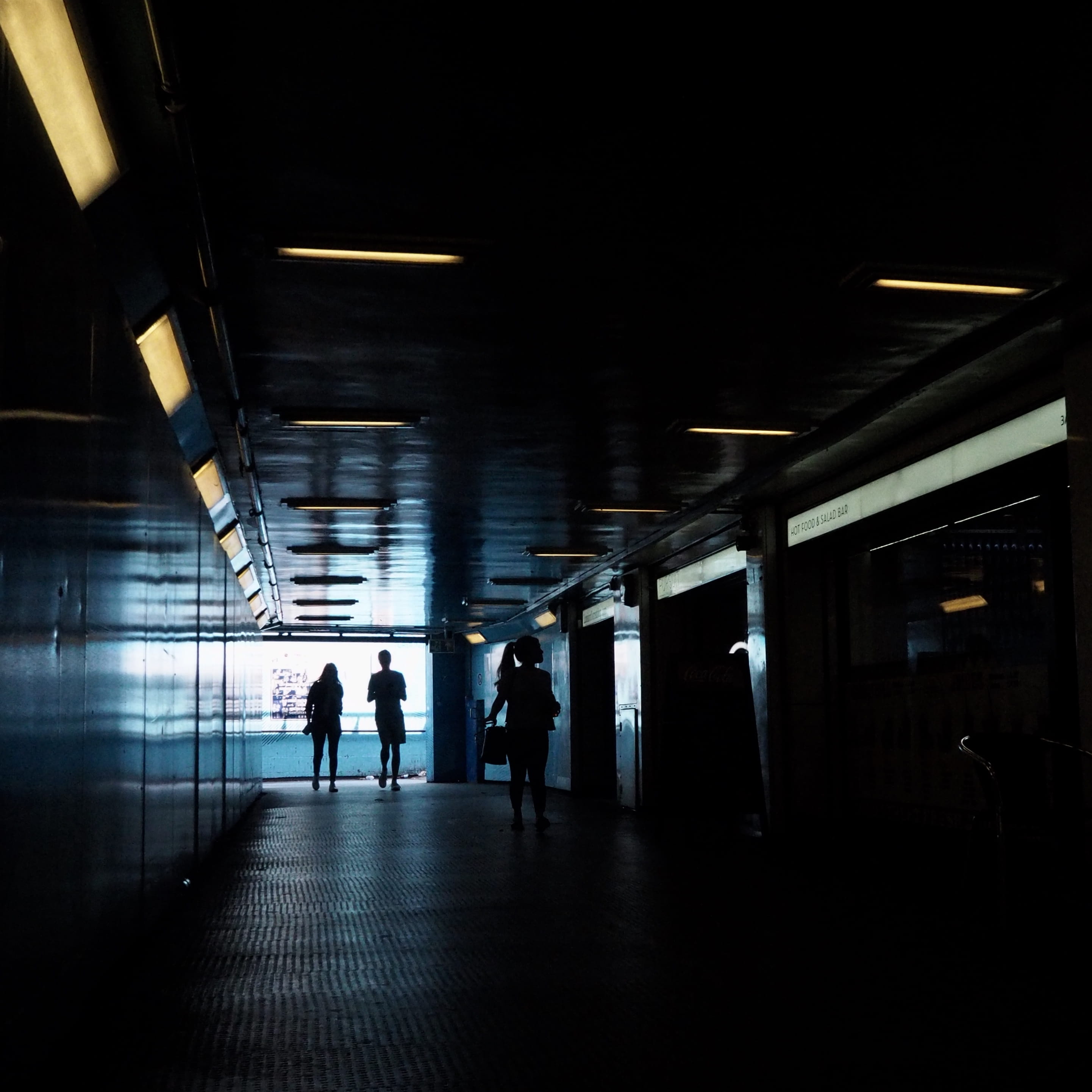 flooring, group of people, direction, 2K, subway, transportation, london underground, arcade, built structure, walking, street, corridor, lighting equipment, Phone HD Wallpaper