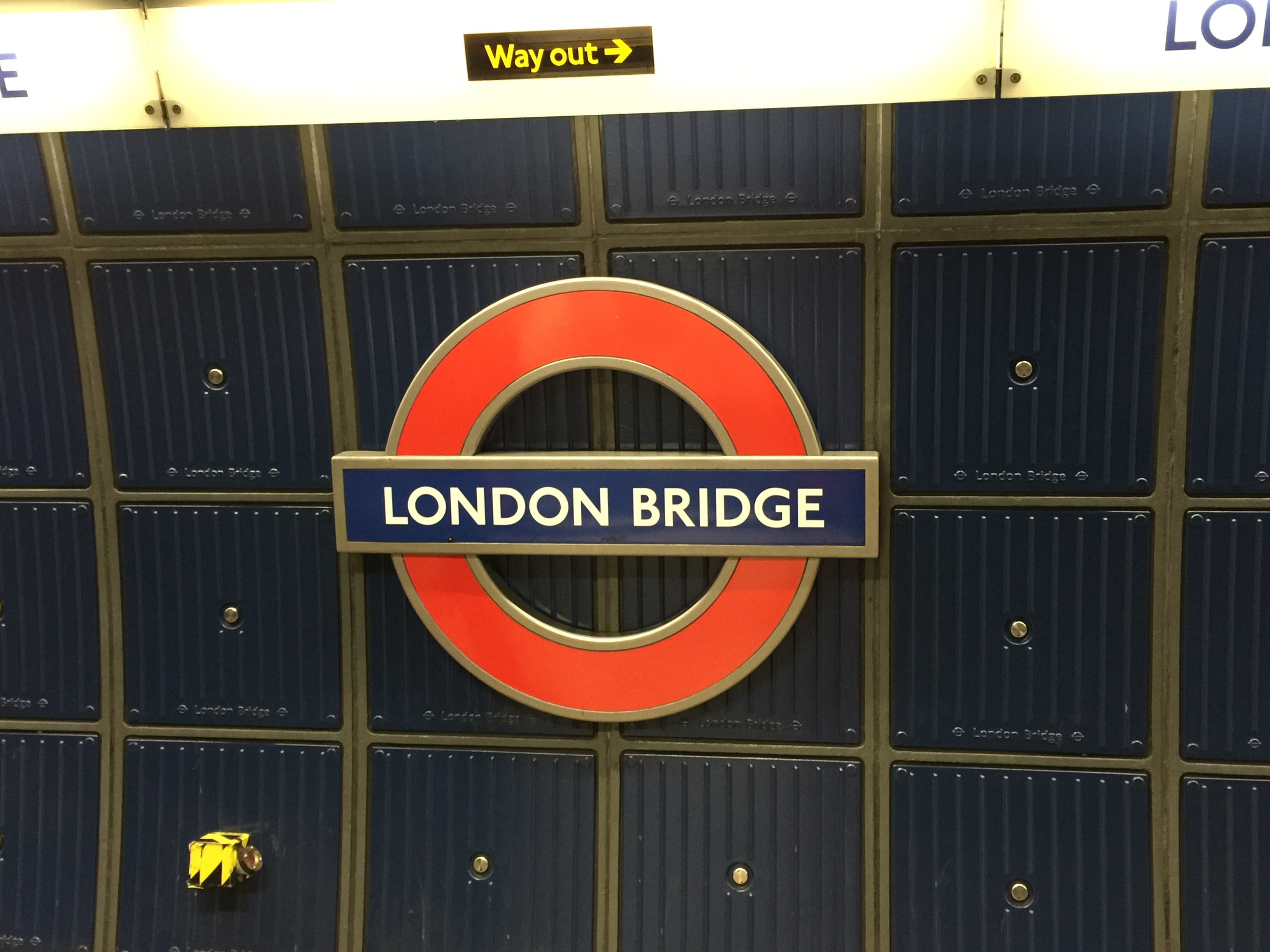 platform, geometric shape, closed, transport, british, information, communication, station, circle, london, outdoors, shape, tube, capital letter, 2K, HD Wallpaper