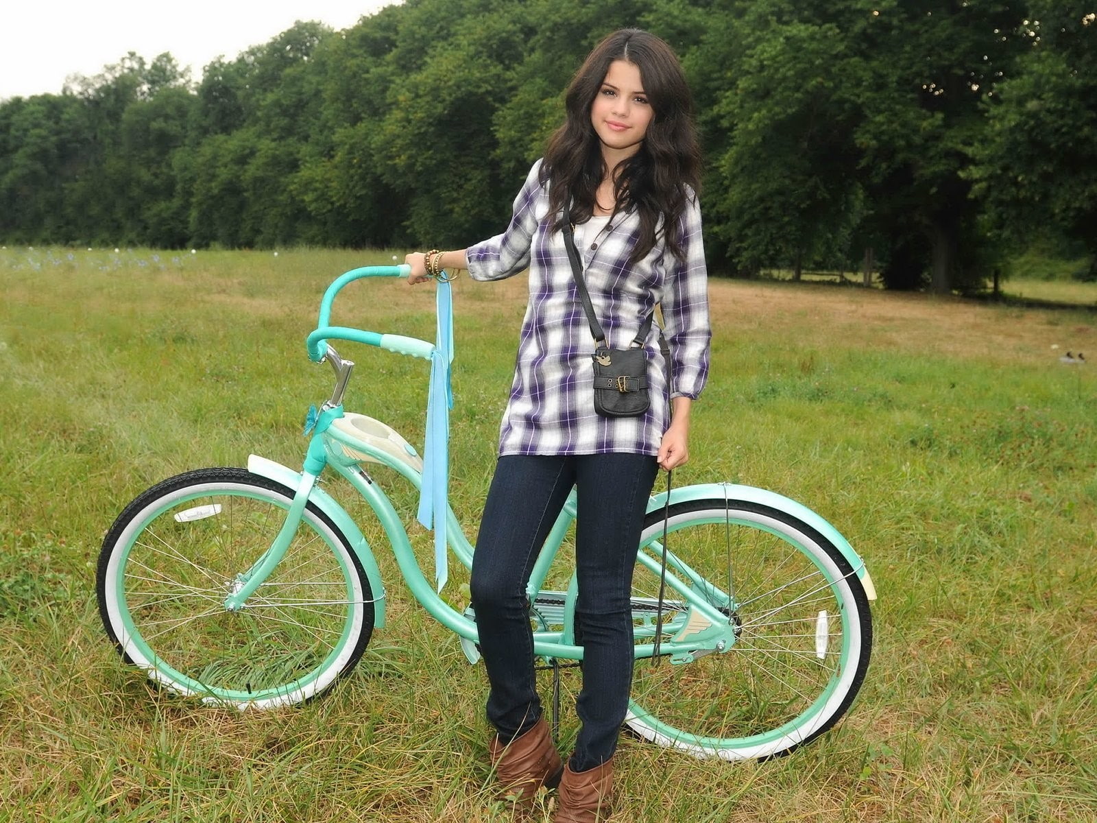 one person, lifestyles, plant, 720P, green color, bicycle, smiling, Selena Gomez, land, portrait, looking at camera, casual clothing, real people, women, HD Wallpaper