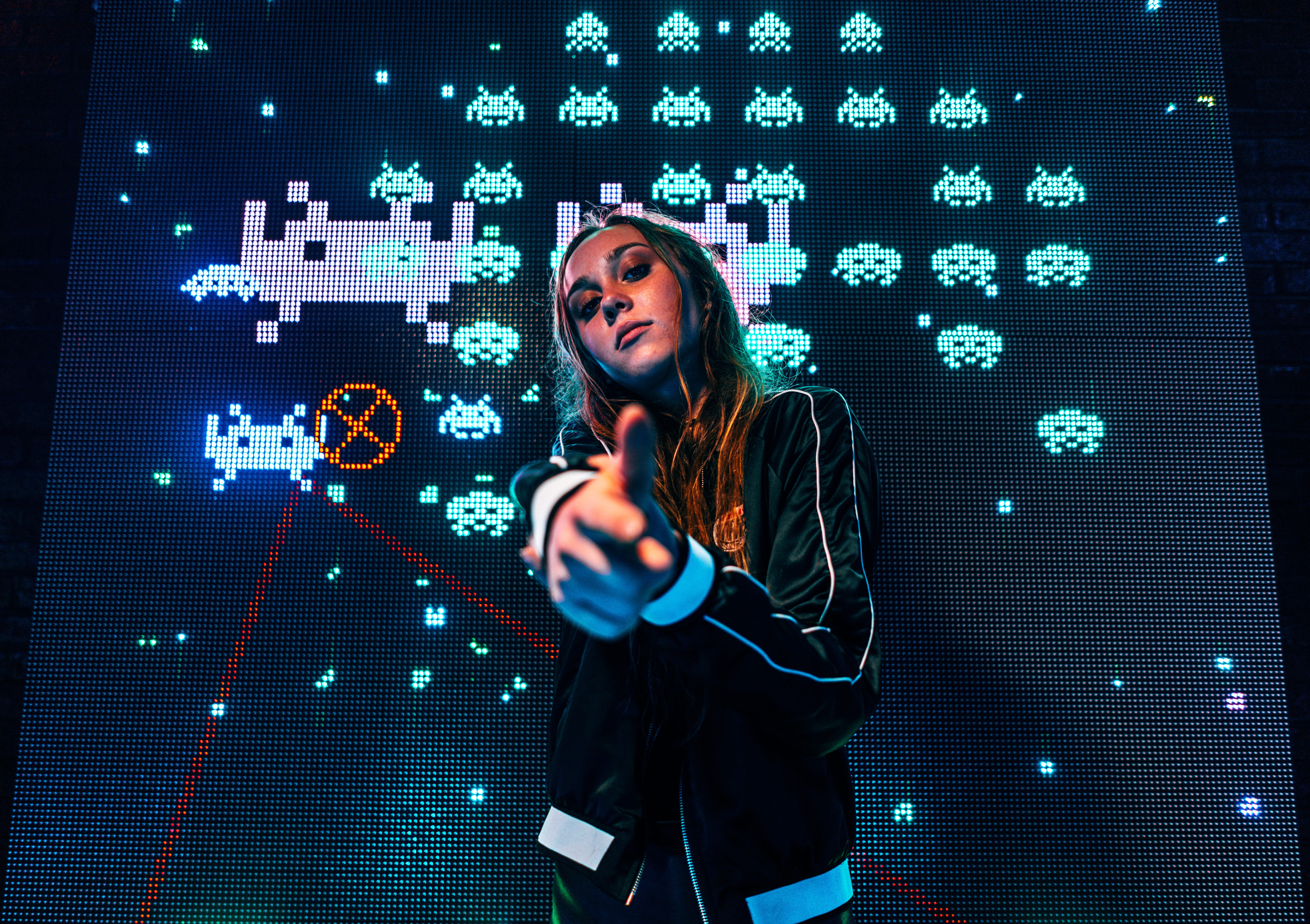 5K, videogame, pixel, dark, blonde, adult, cheerful, females, black, smiling, graph, ideas, arcade, finger gun, males, retro, men, portrait, data, people, HD Wallpaper