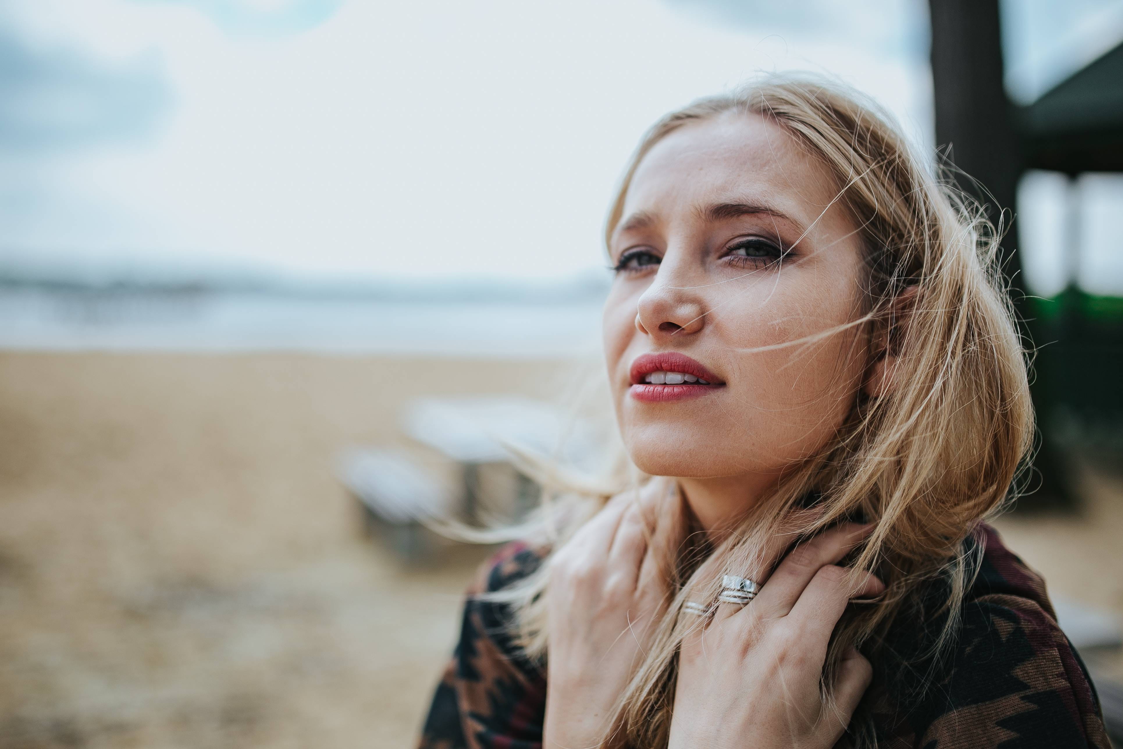 land, young Adult, hairstyle, lifestyles, beach, looking, caucasian Ethnicity, water, one Person, leisure activity, females, tree stump, beautiful woman, HD Wallpaper