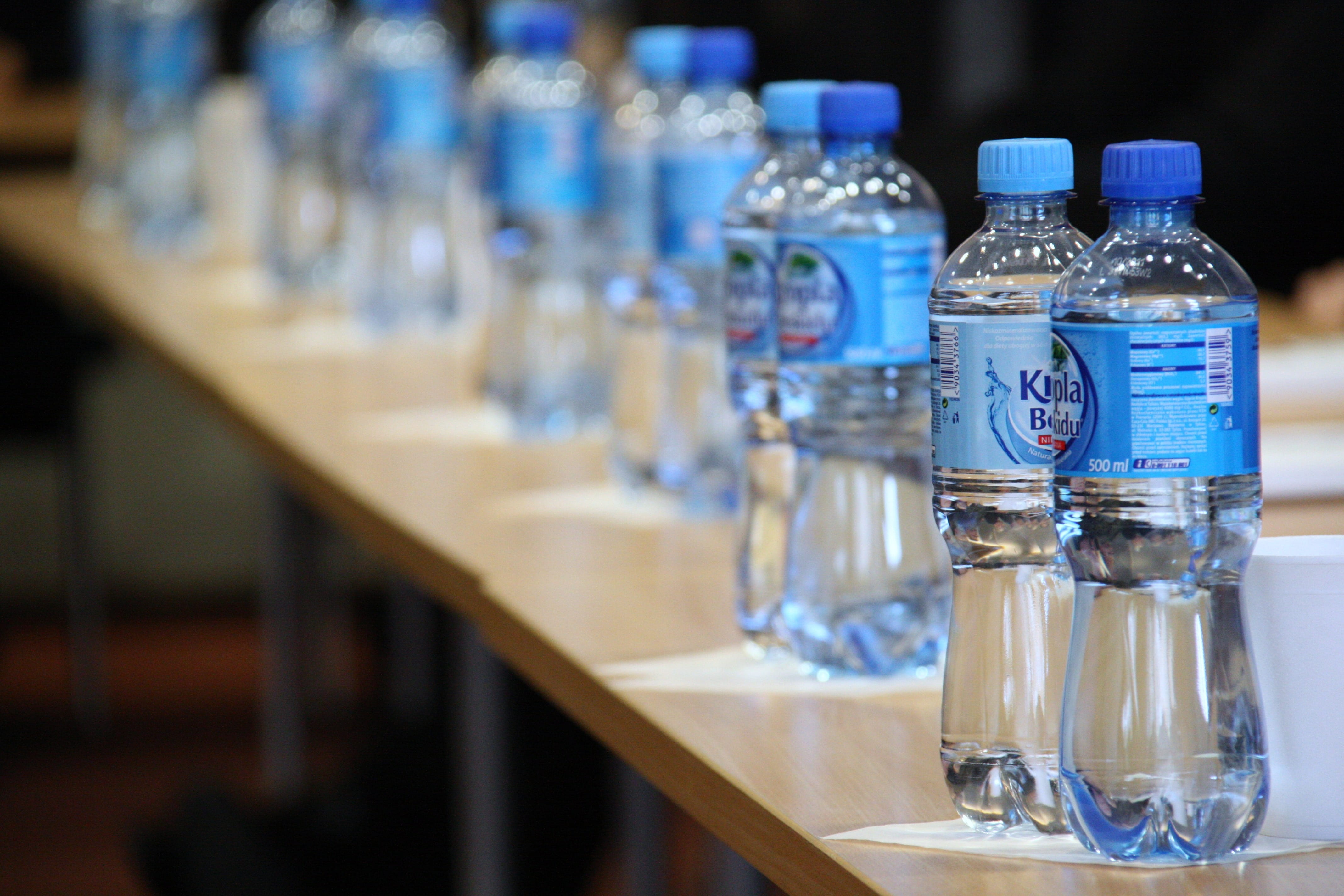 table, water bottle, label, indoors, wooden, brown, Minerals, Plastic, order, food and drink, no people, Cap, blue, wood - material, Water, business, drink, HD Wallpaper