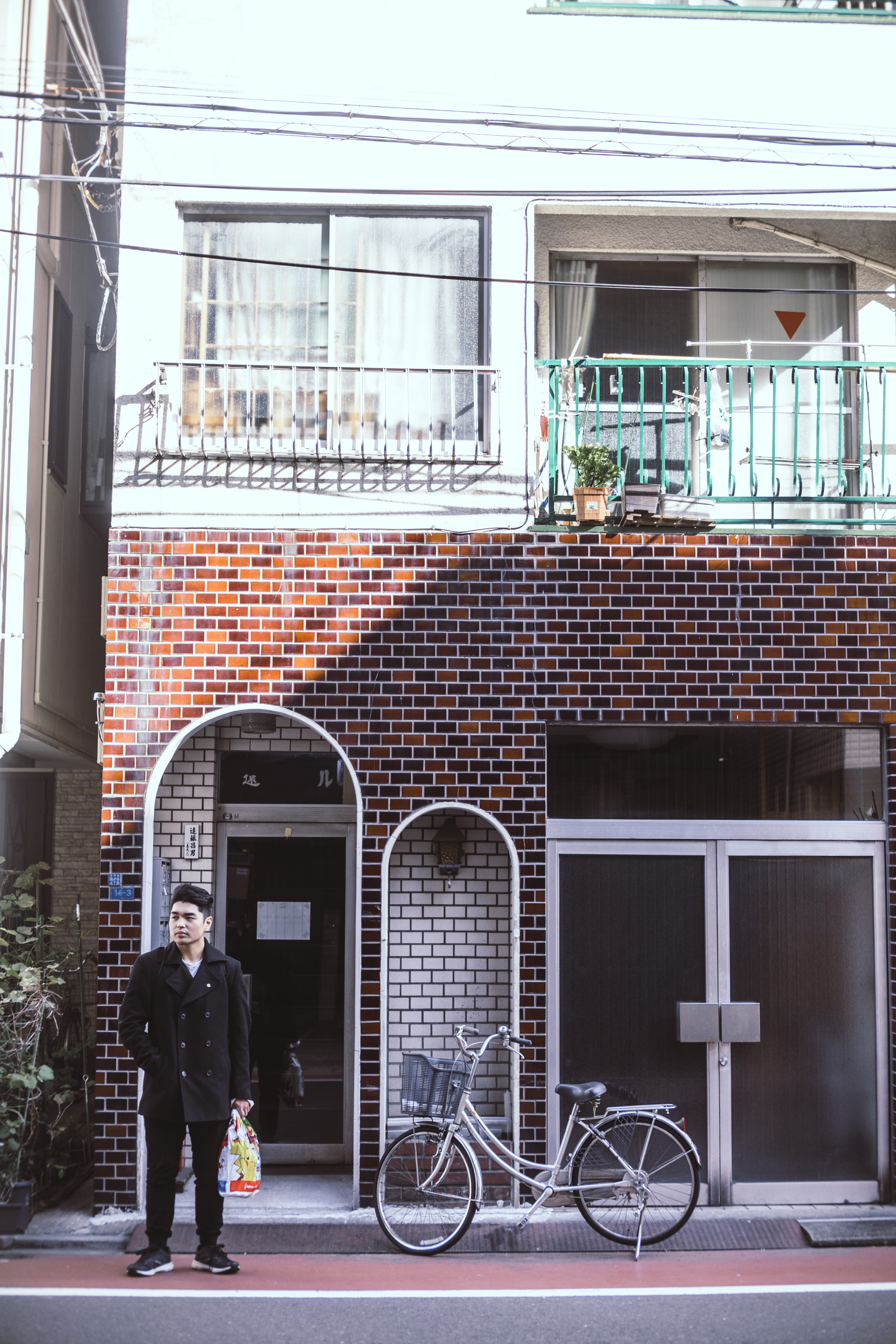 mode of transportation, standing, 2016, transportation, uguisadani, tokyo, 5K, brick, real people, lifestyles, full length, taito, window, building exterior, Phone HD Wallpaper