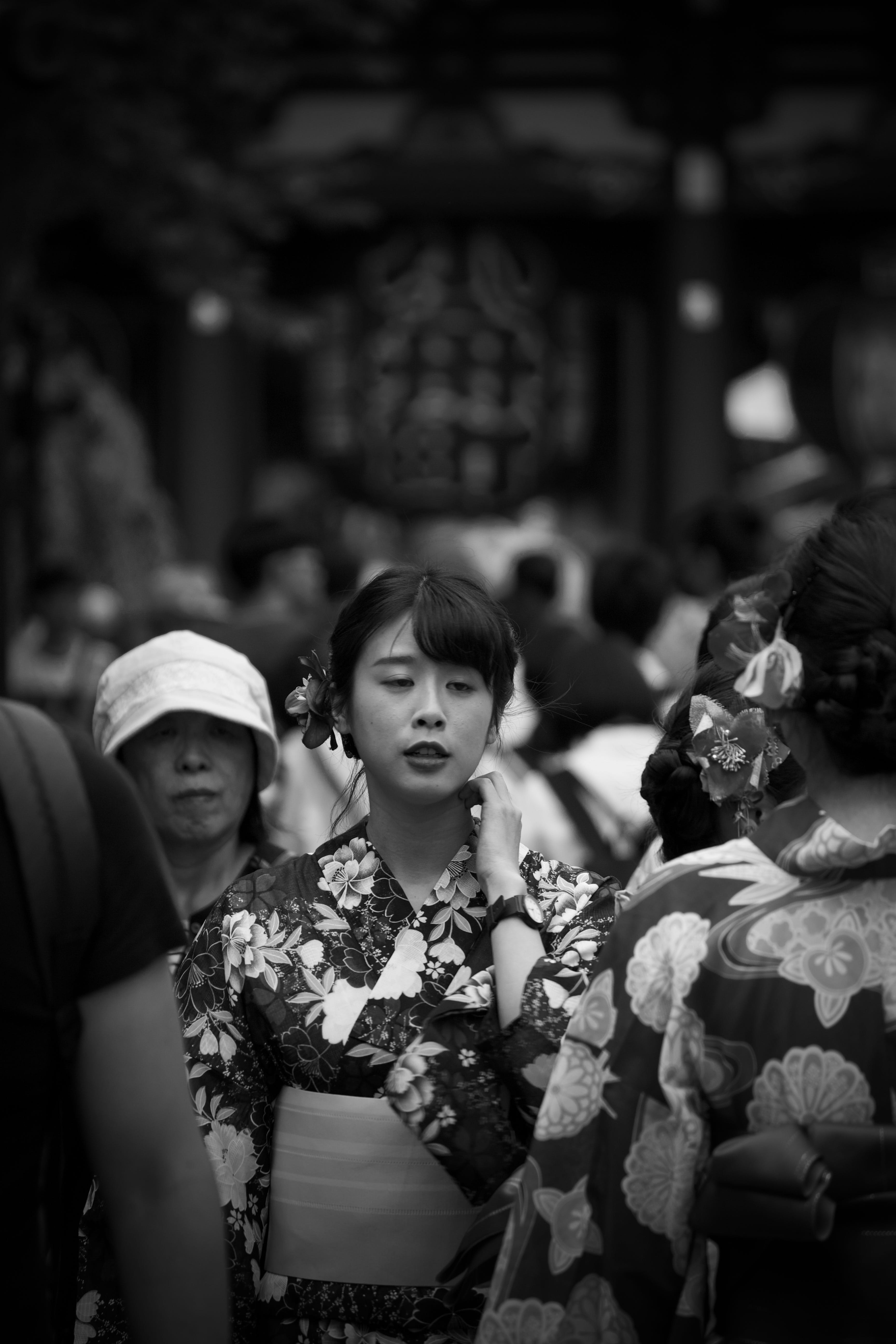 young adult, incidental people, portrait, looking, asakusa, temple, real people, beautiful woman, leisure activity, person, females, togetherness, focus on foreground, Phone HD Wallpaper