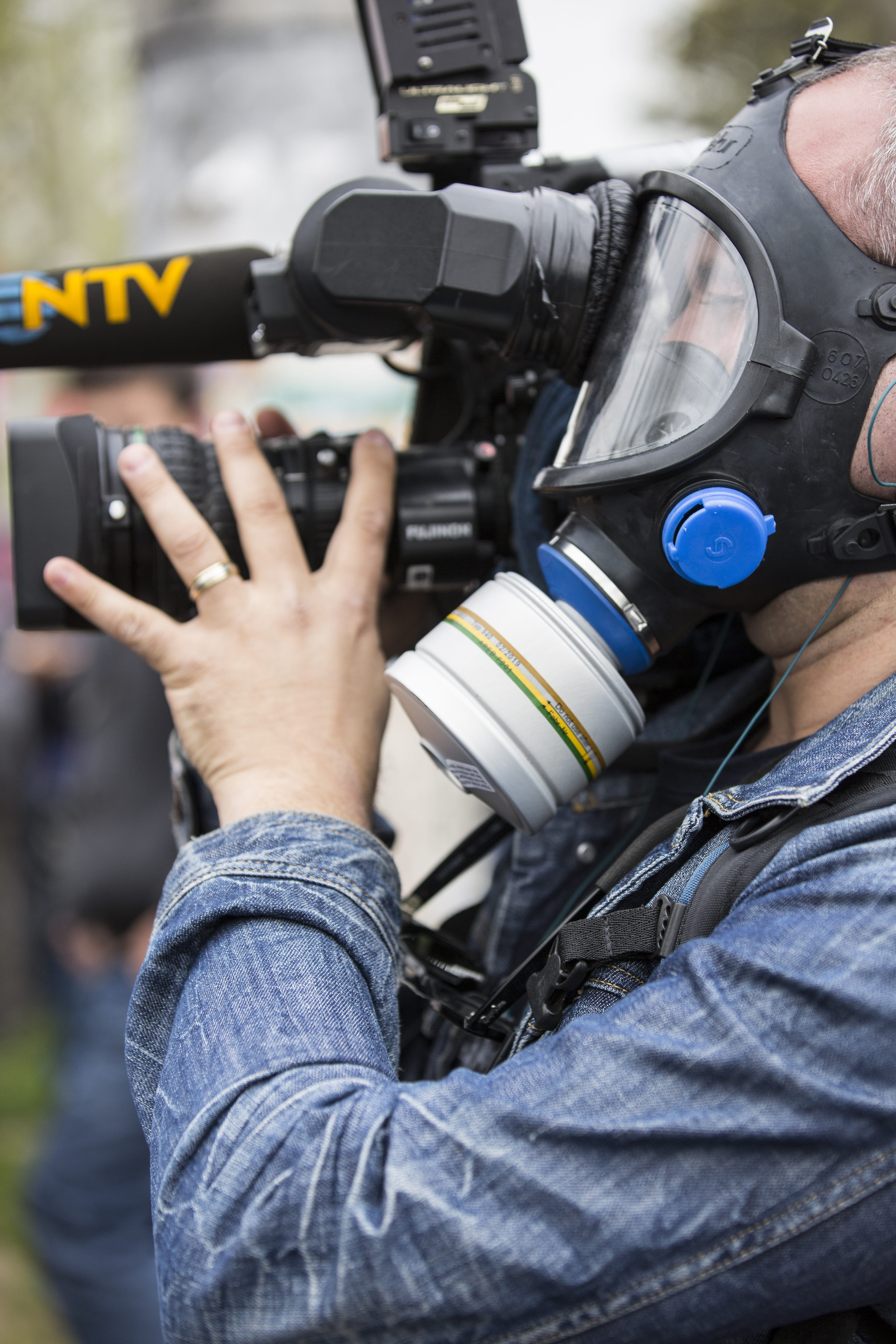 filming, news, media, newspaper, violence, information, reporter, broadcasting, real people, close-up, photographer, working, event, outdoors, photographing, Phone HD Wallpaper
