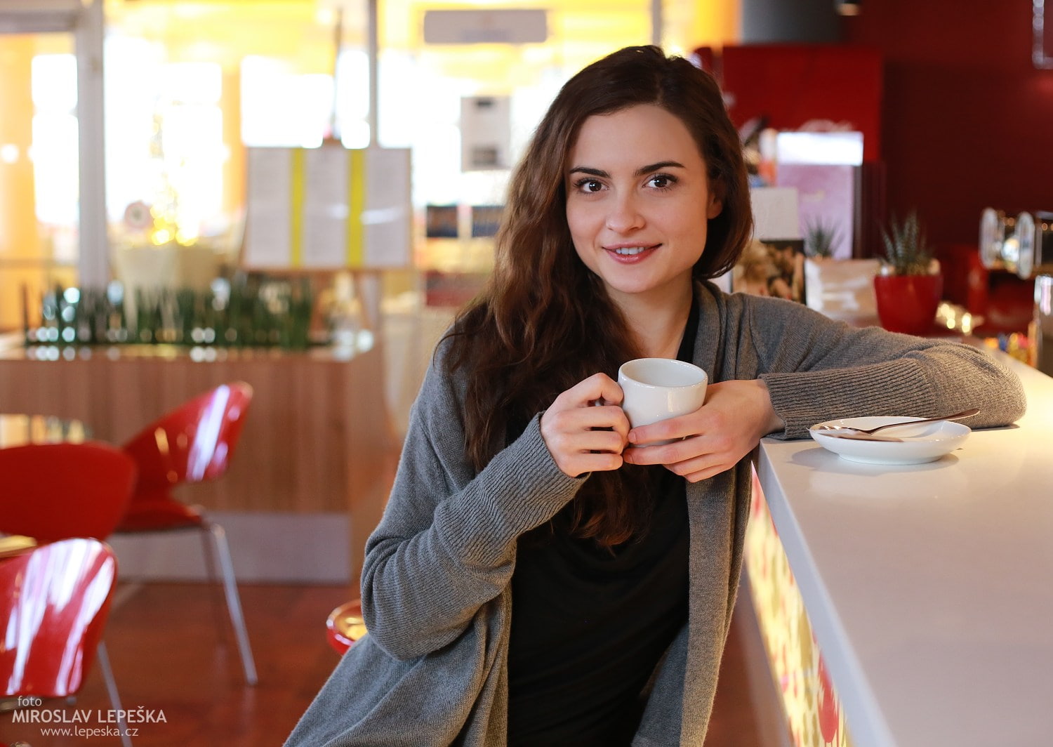 cup, cafeteria, 720P, happiness, brunette, beauty, looking at viewer, coffee shop, young women, hair, food and drink, sweater, grey sweater, refreshment, HD Wallpaper