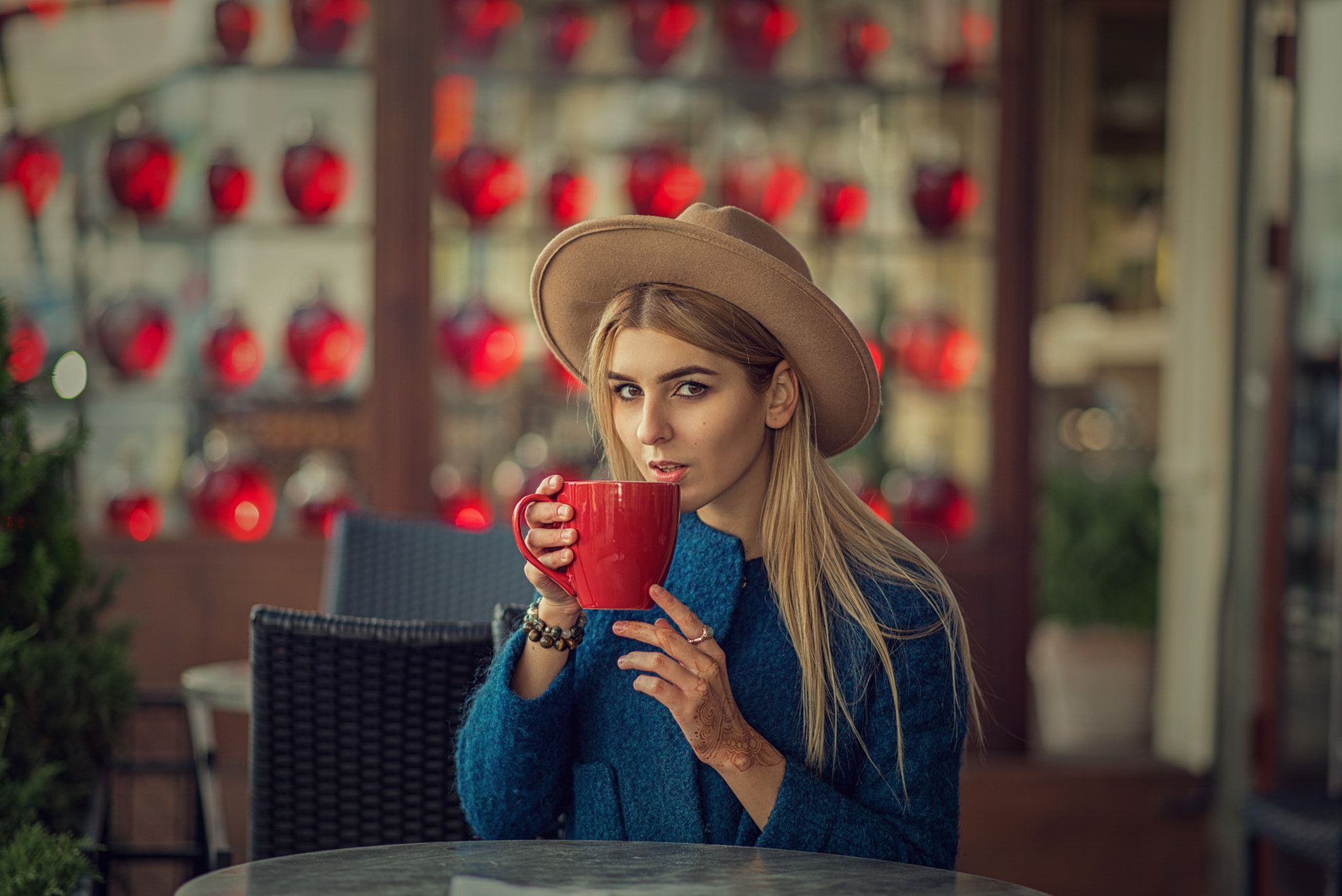 beauty, women, blue coat, mugs, lifestyles, 1080P, beautiful woman, long hair, red, looking at viewer, cafeteria, blonde, positive emotion, adult, young adult, HD Wallpaper