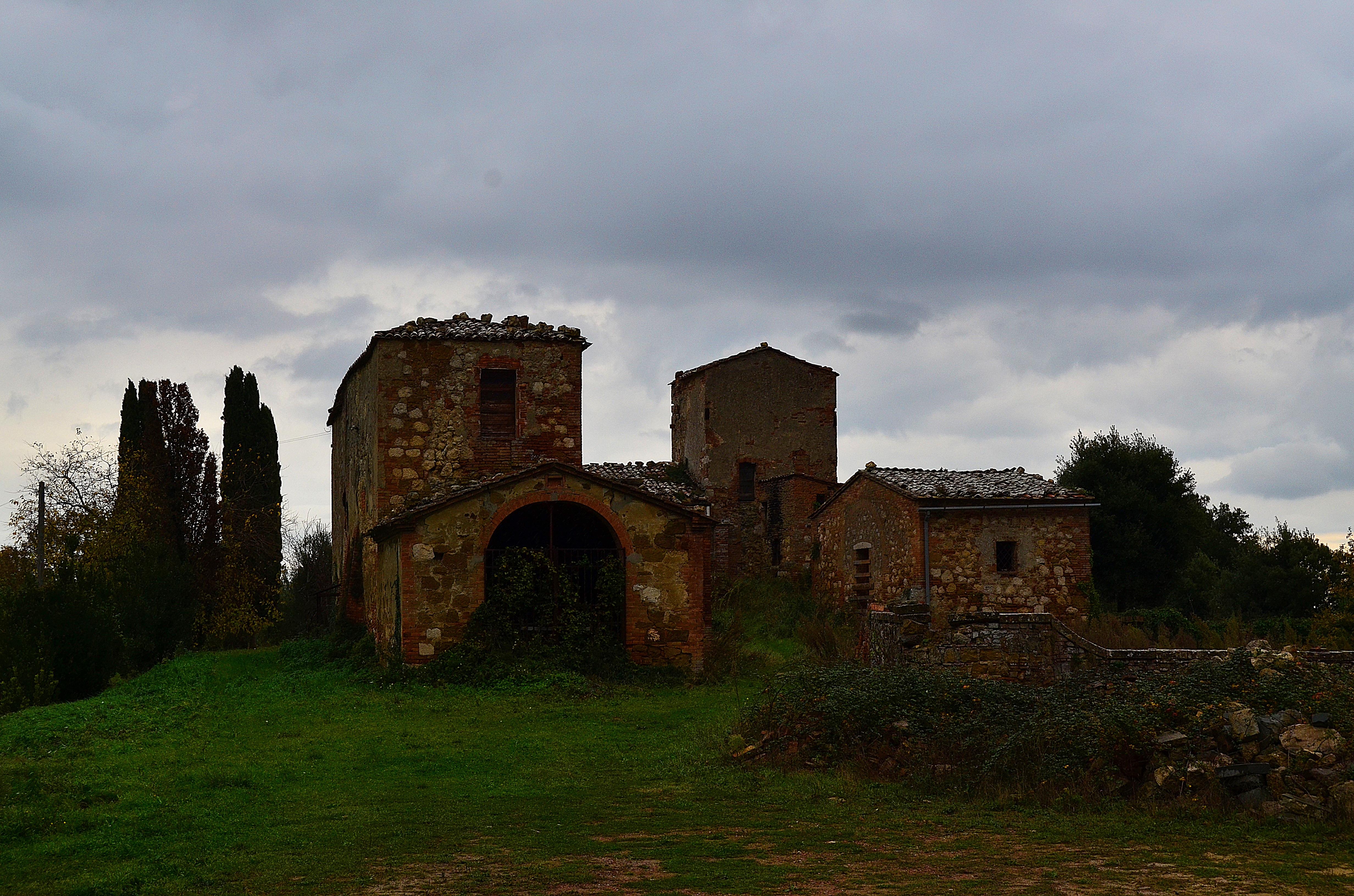 ruined, clouds, house, sky, building exterior, no people, tuscany, 4K, nature, demolished, built structure, tree, plant, arch, old ruin, damaged, grass, HD Wallpaper