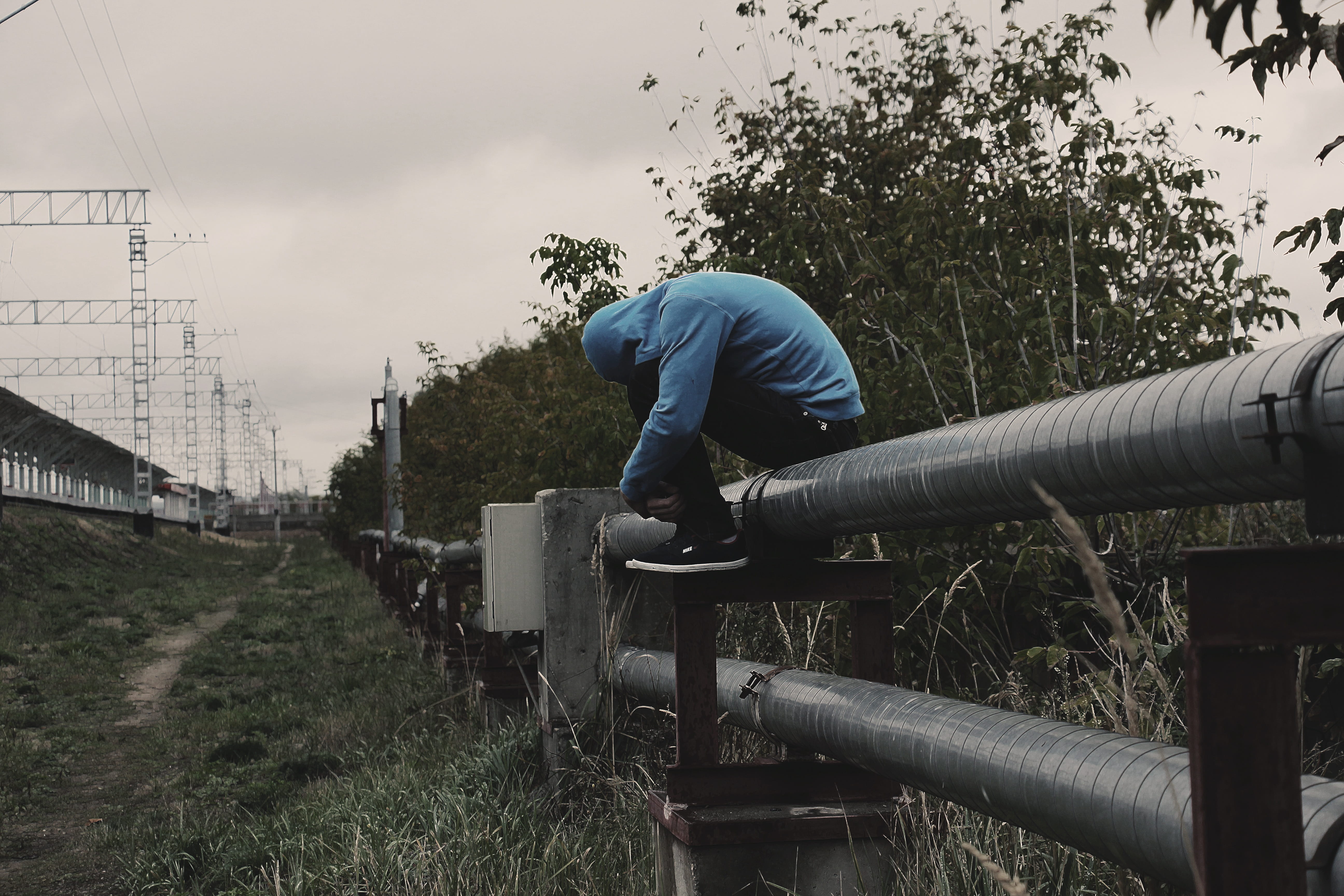 one man only, pipes, side view, people, full length, 5K, adult, tosca, sorrow, day, one person, casual clothing, outdoors, only men, connection, sadness, HD Wallpaper