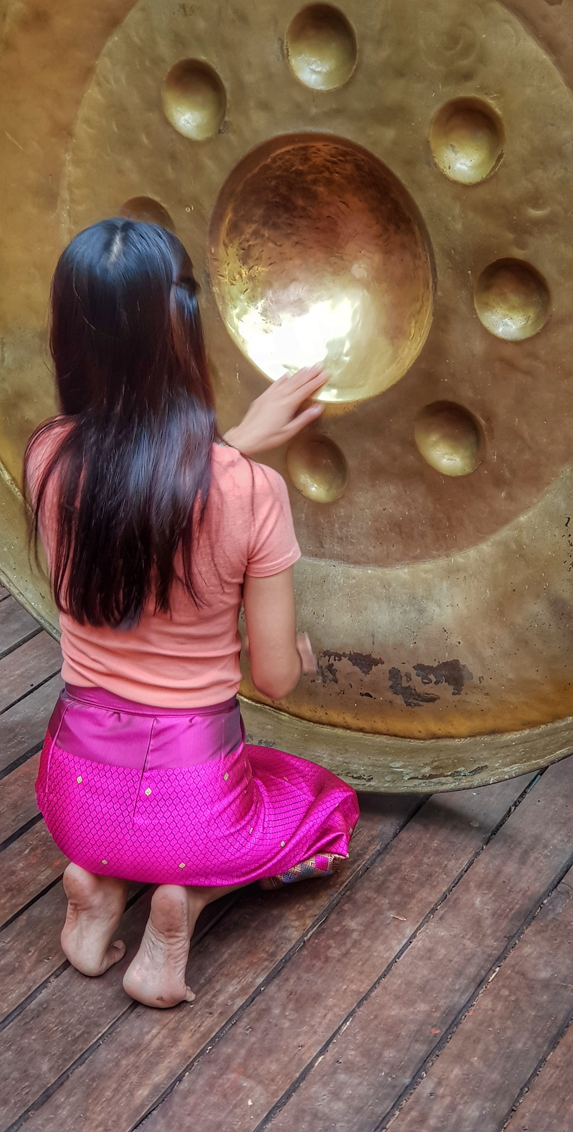 childhood, girls, wood - material, hair, thailand, pink color, lifestyles, gong, black hair, hands, one person, female, full length, 2K, hairstyle, stroking, Phone HD Wallpaper