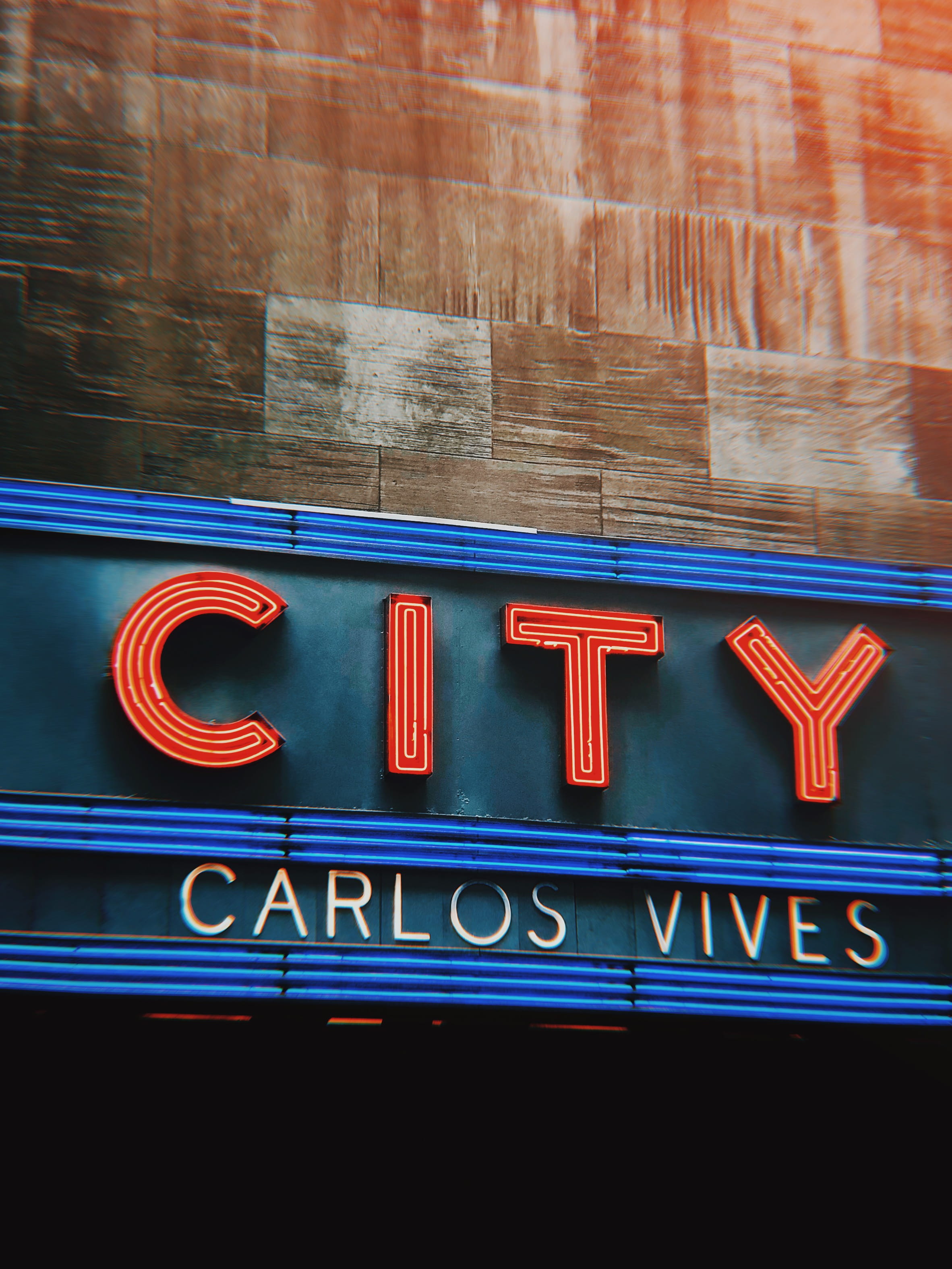 close-up, vives, communication, city, transportation, building exterior, photo, text, architecture, sign, word, ampersand, low angle view, red, close, carlos, Phone HD Wallpaper
