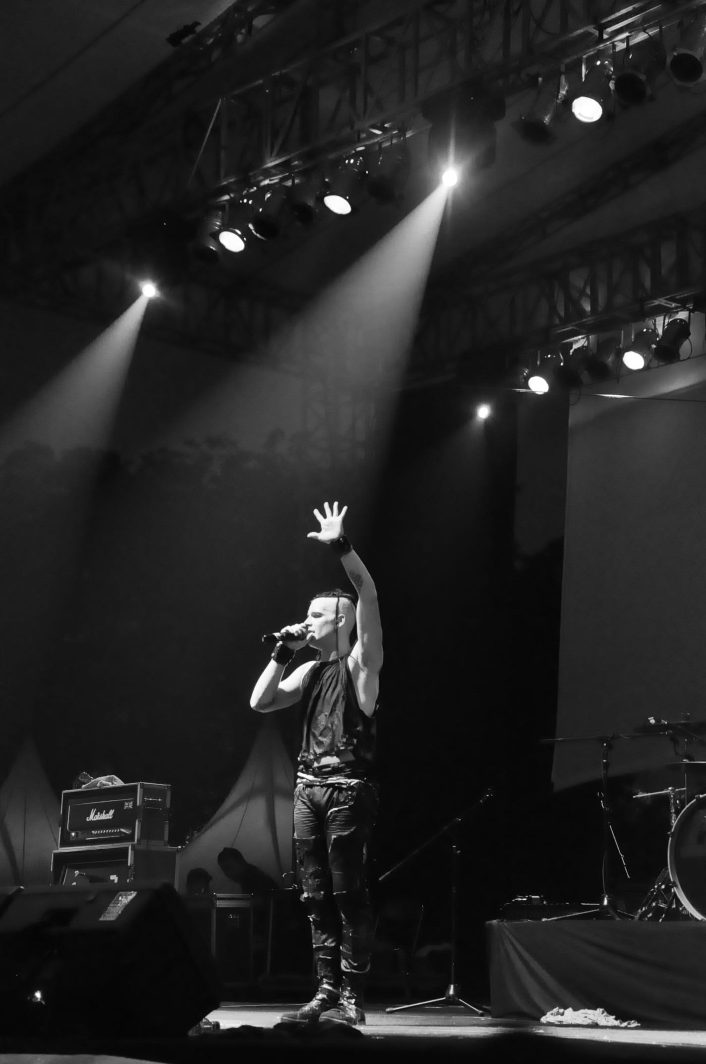 lifestyles, illuminated, stage - performance space, markyramone, stage, standing, performing arts event, heyho, nightlife, occupation, event, ramones, people, Phone HD Wallpaper