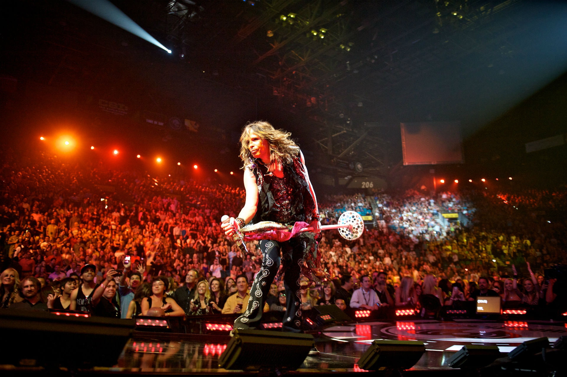 stage, concert, stars, celebmen, males, tyler, steven, hard, boys, microphone, crowd, rock, 1080P, light, aerosmith, HD Wallpaper