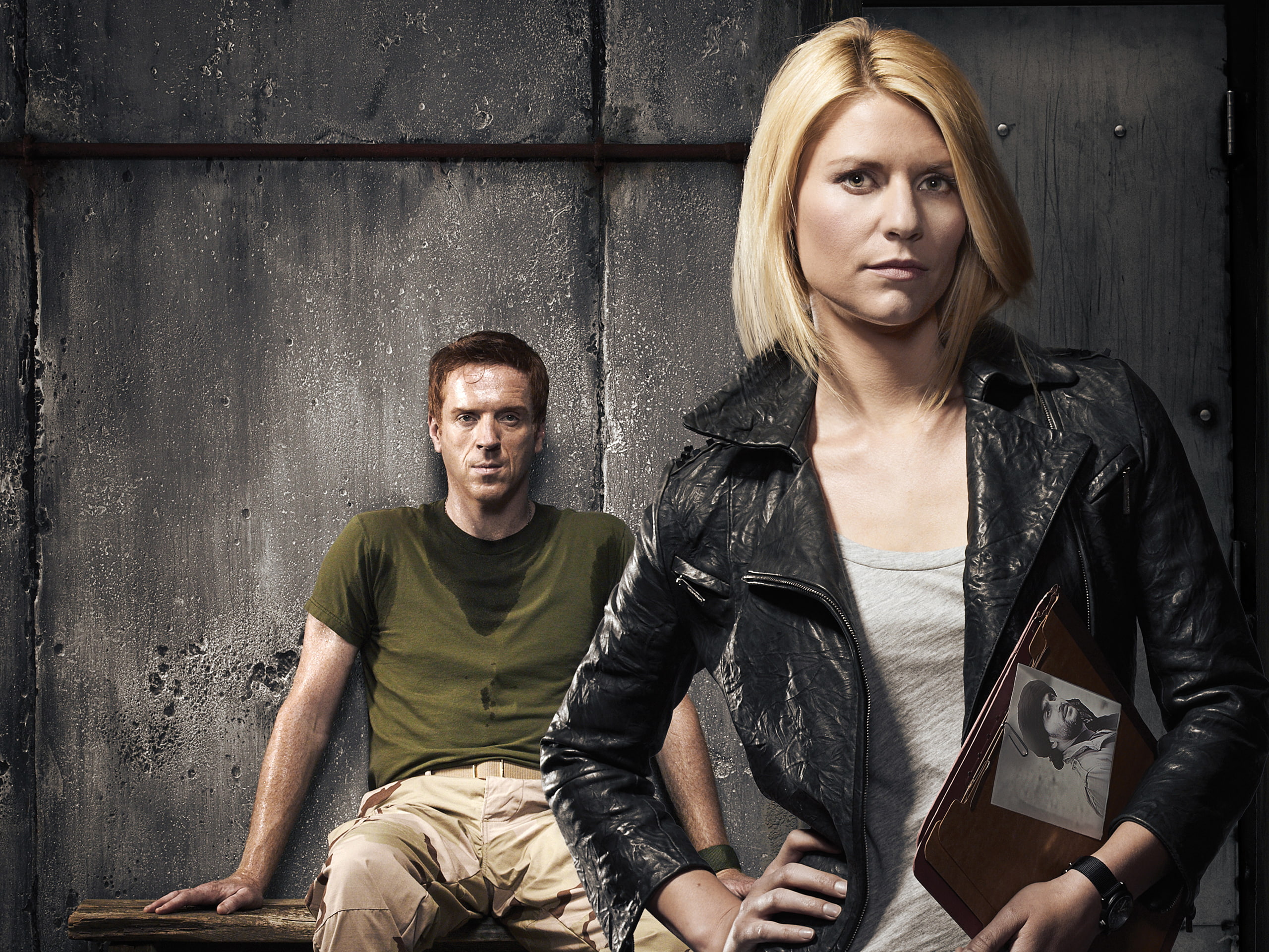 Claire Danes, photo, documents, a stranger among his own, the series, Damian Lewis, 2K, Nicholas Brody, camera, bench, Carrie Mathison, serial, homeland, HD Wallpaper