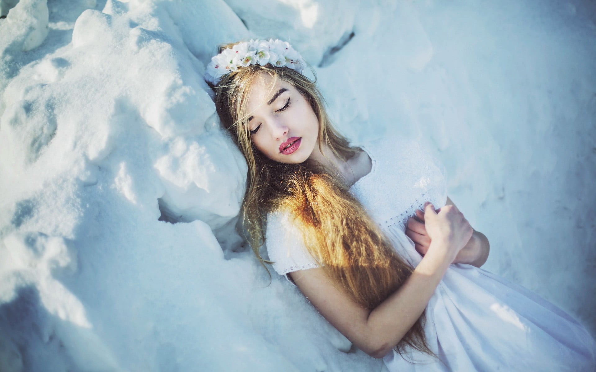 1080P, young adult, one person, white clothing, lifestyles, women outdoors, women, long hair, wavy hair, young women, hairstyle, clothing, hurt, wreaths, HD Wallpaper