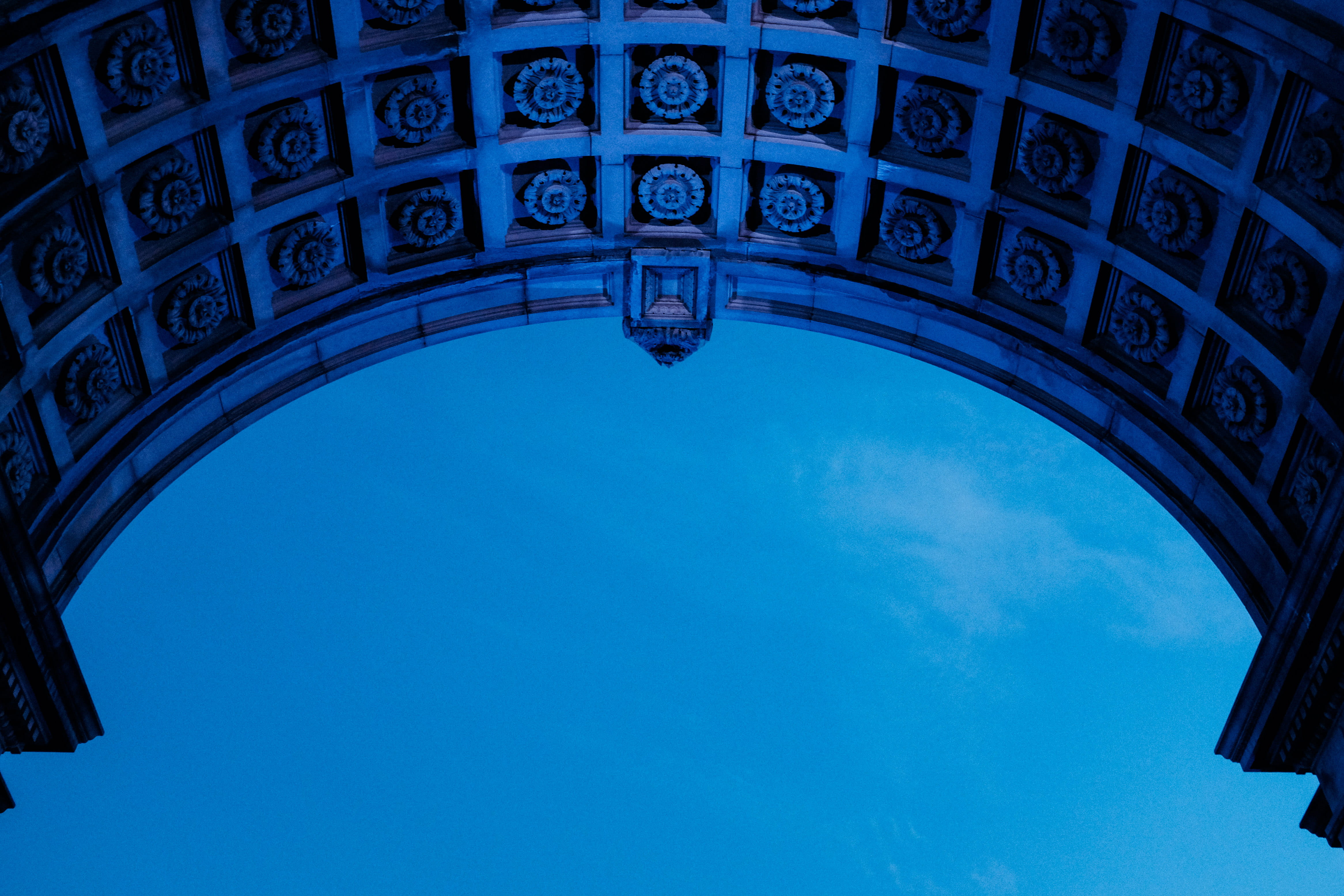 directly below, 4K, opening, landmark, grand army plaza, copy space, city, monument, history, clear sky, triumphal arch, cool, no people, dusk, building exterior, HD Wallpaper