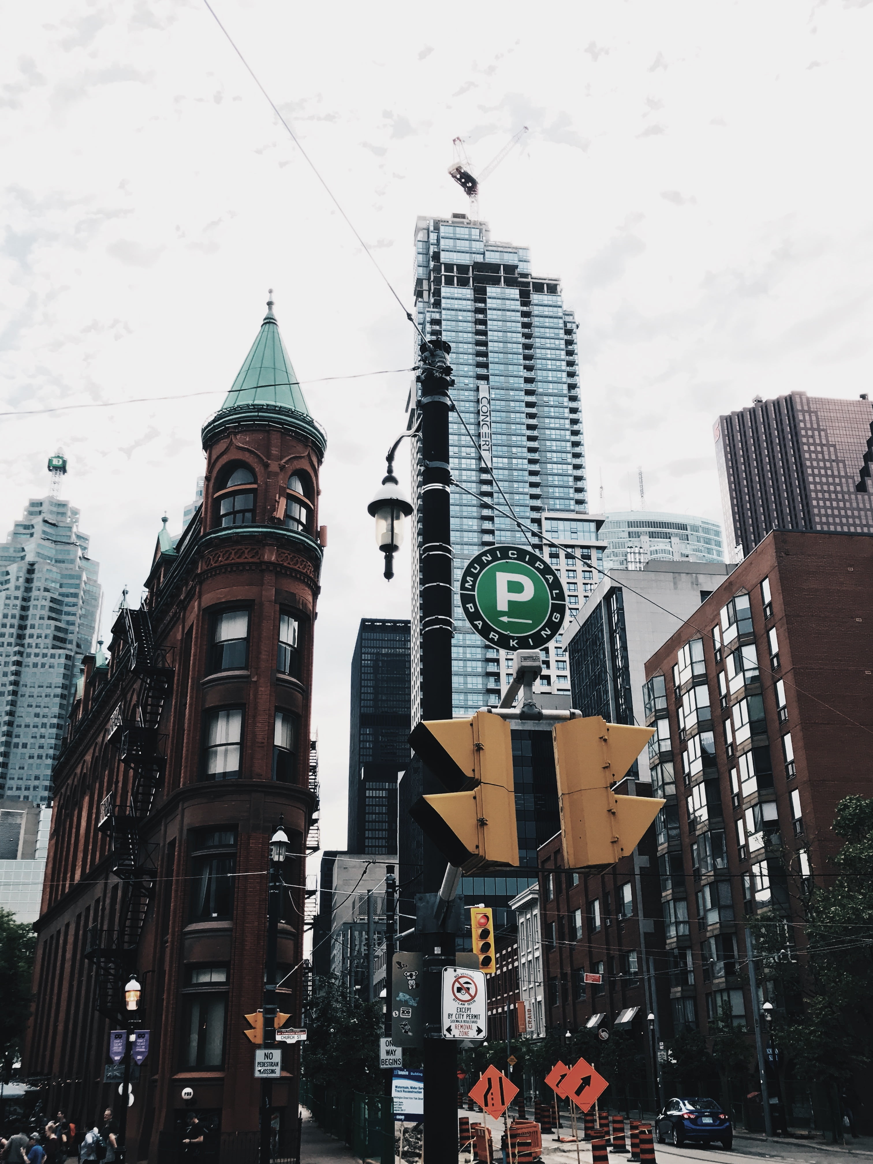 tall - high, road sign, building, day, tower, road, built structure, communication, building exterior, outdoors, skyscraper, light, architecture, nature, Phone HD Wallpaper
