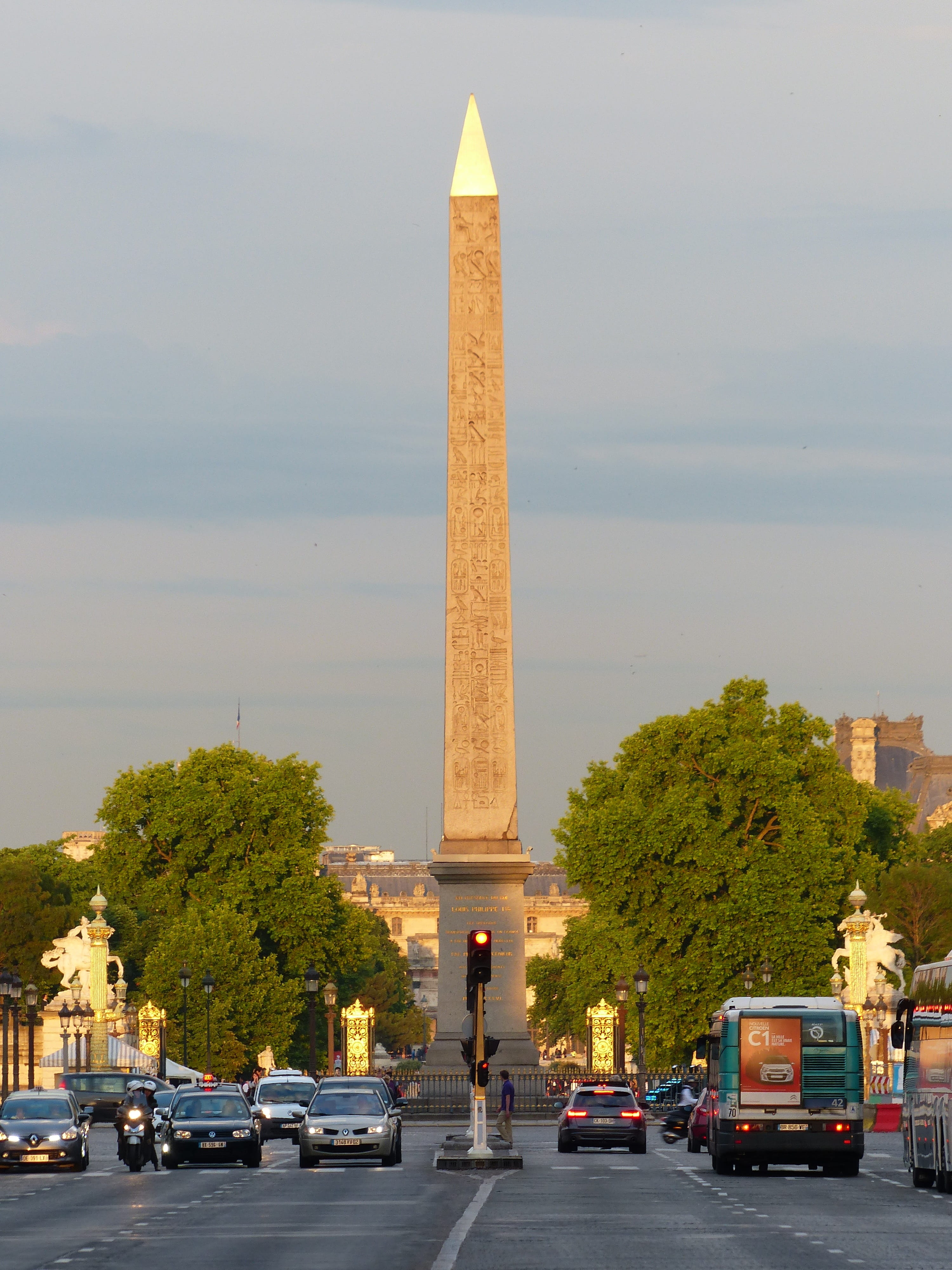 tall - high, car, motor vehicle, plant, monument, the past, statue, 4K, transportation, city, tourism, architecture, tree, land vehicle, sky, mode of transportation, Phone HD Wallpaper