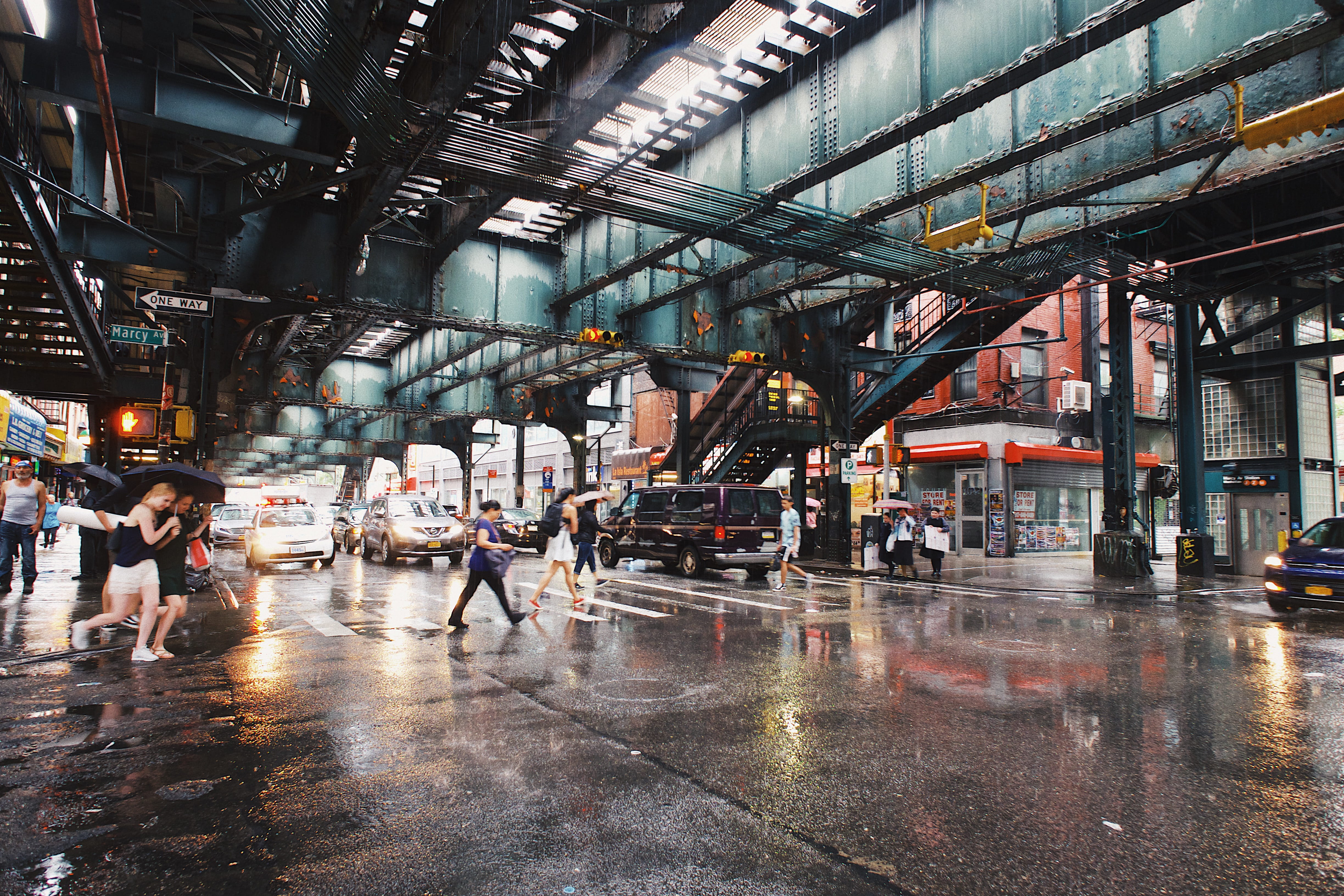 built structure, illuminated, rain, street, rainy season, architecture, road, men, incidental people, united states, williamsburg, building exterior, city, HD Wallpaper