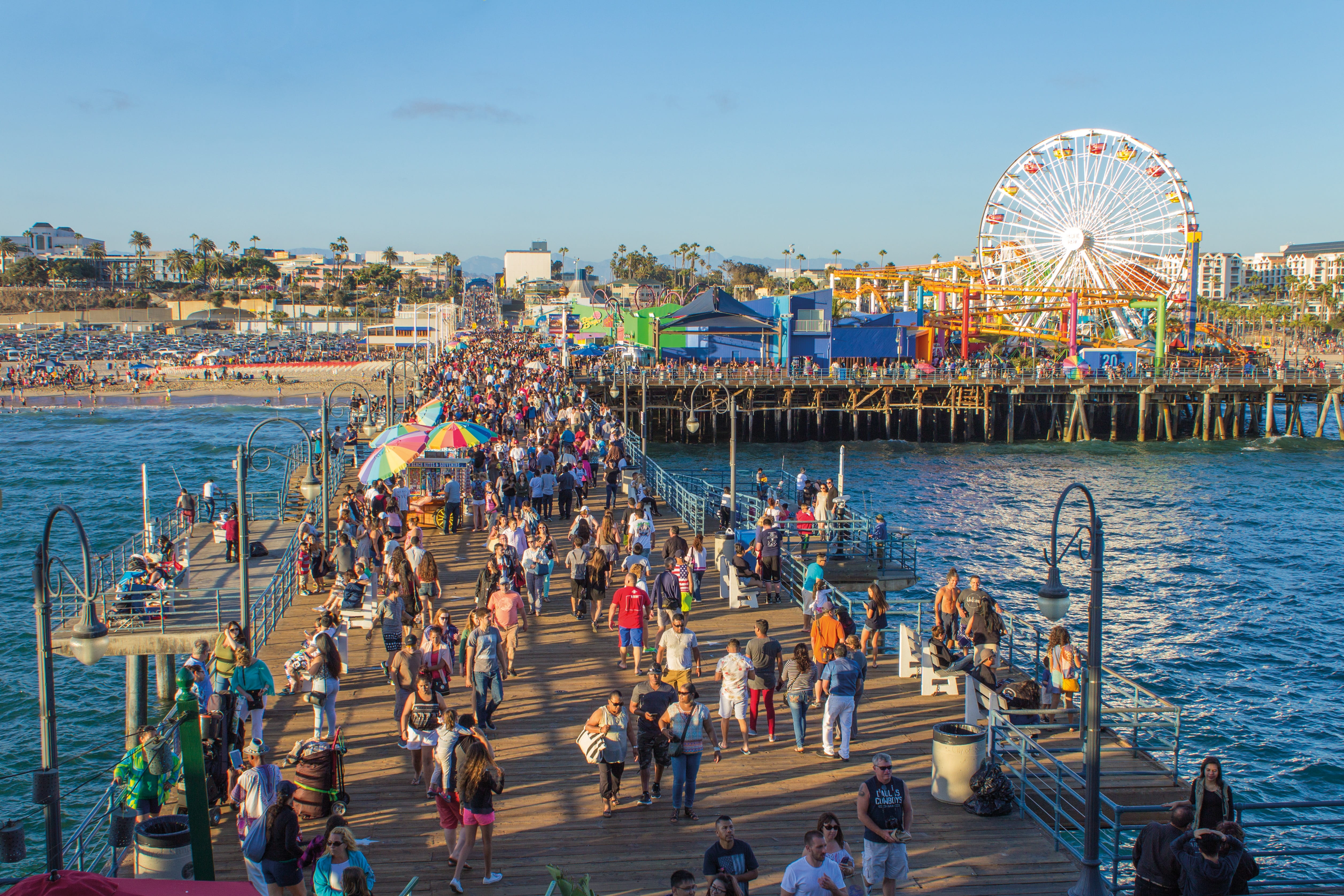 leisure activity, crowd, building exterior, large group of people, ferris wheel, amusement park ride, ferriswheel, dock, gathered, beach, arts culture and entertainment, HD Wallpaper
